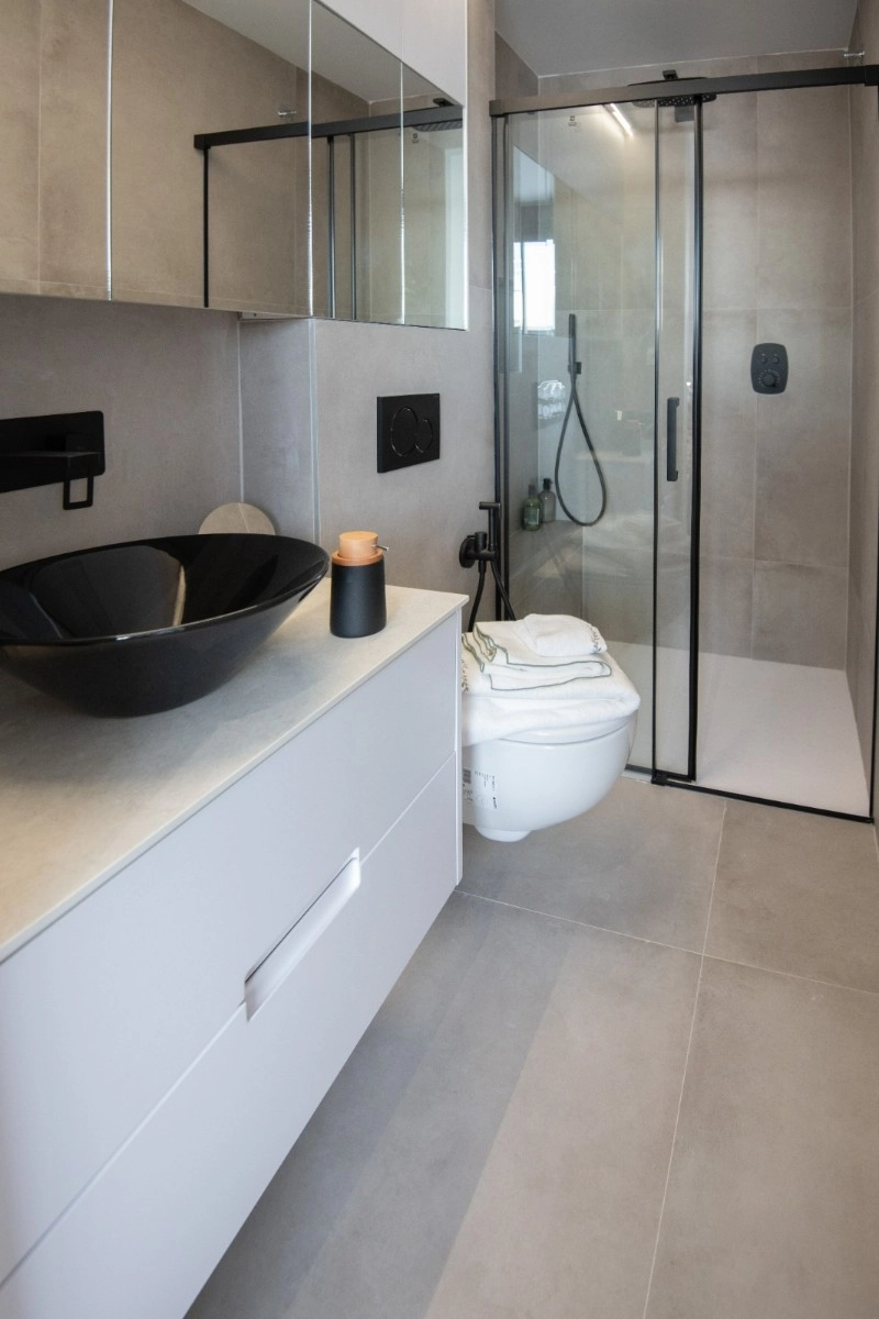 o_1hm9spt8p1j3o1qvq1fln1lff1bhh2o photo