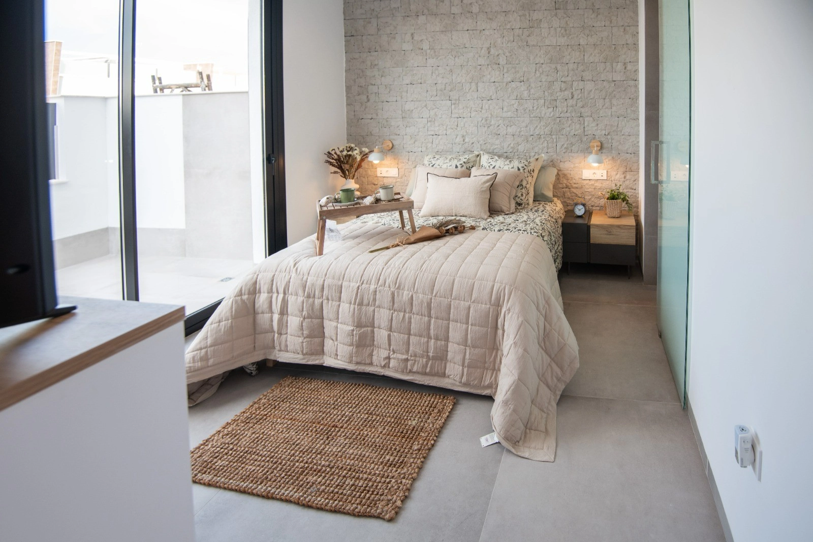 o_1hm9spt8pt4150f85a19gf1gmu2r photo