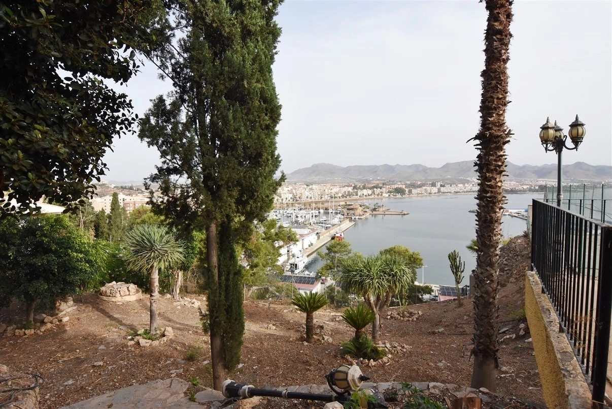 o_1j18kencg1elt9ao90s130h163g2g photo