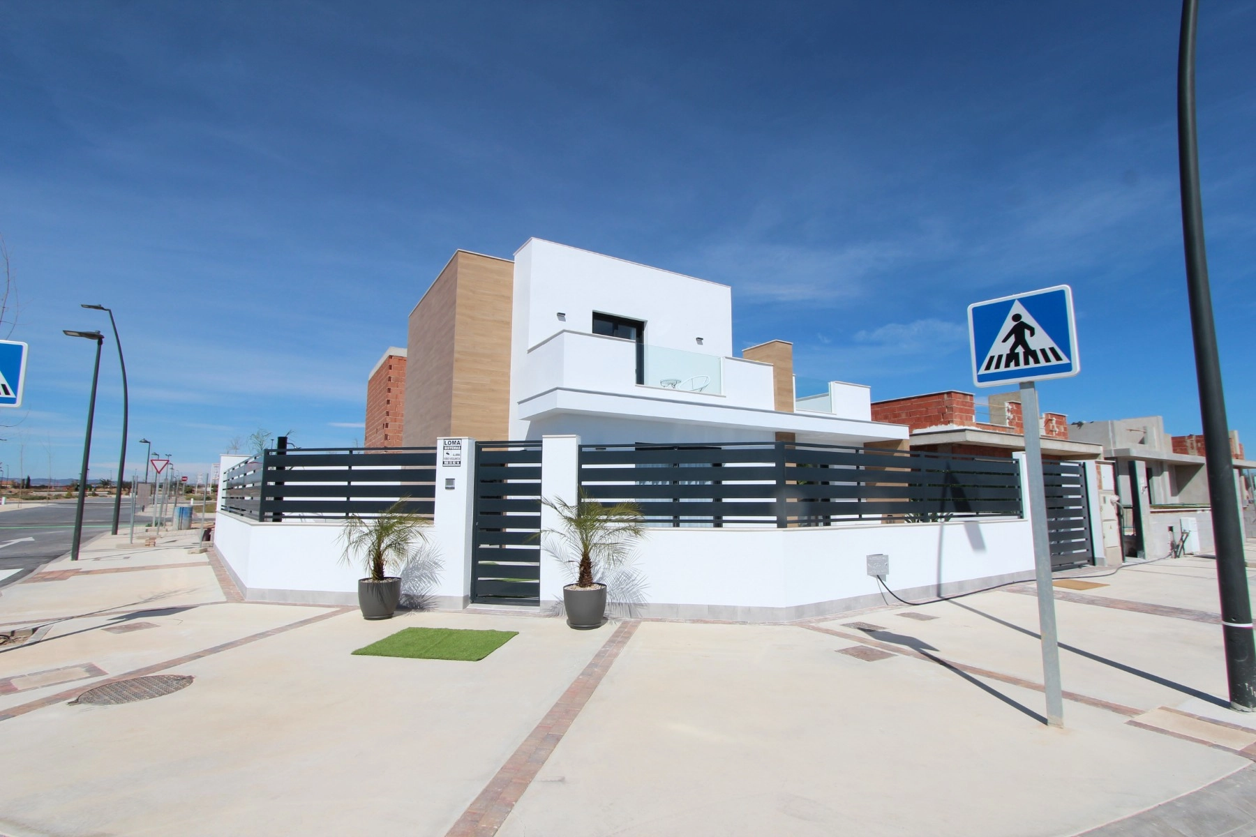 d68a5d8a303aff68a5d8a303b43 photo