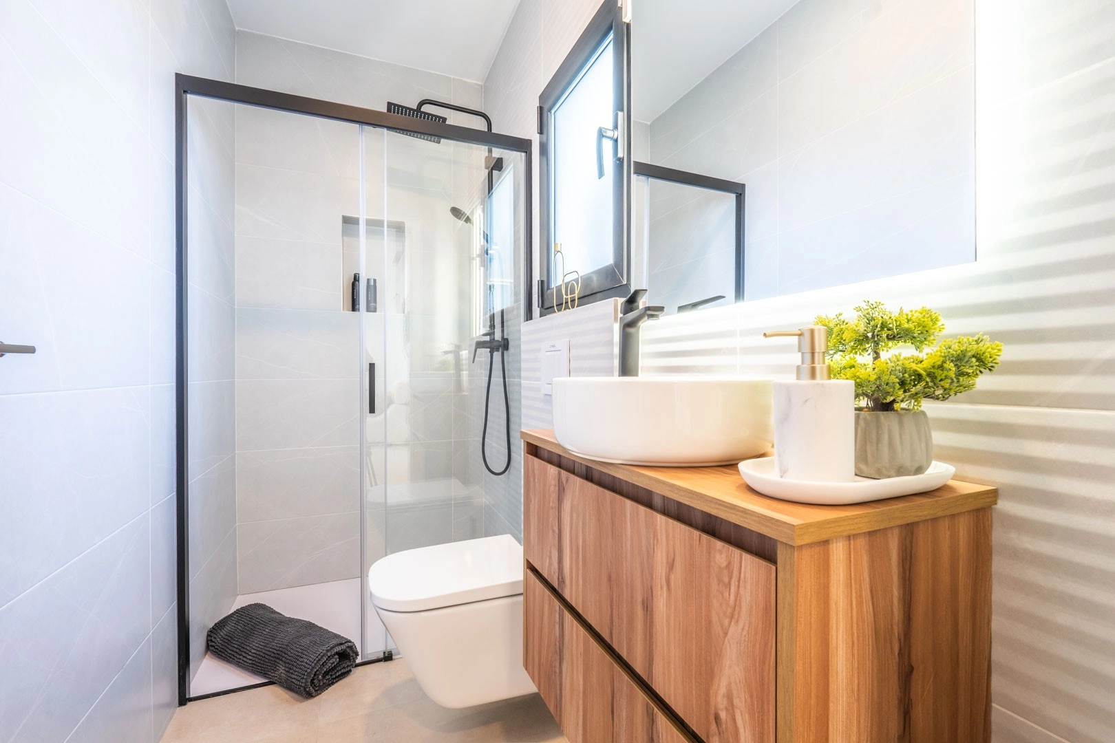 o_1j35vhbmi18af1cg31or51r691rua2a photo