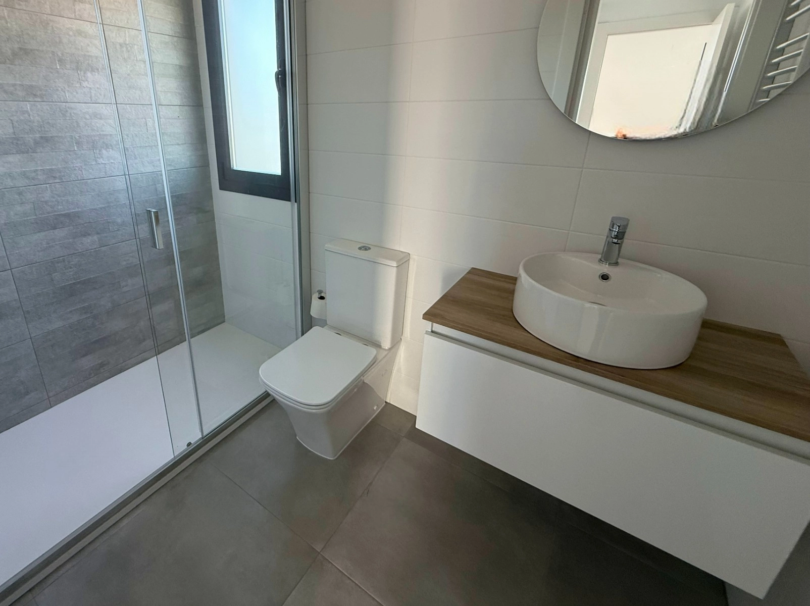 o_1j9q9ht5419e3bi9k3au1mg22i photo