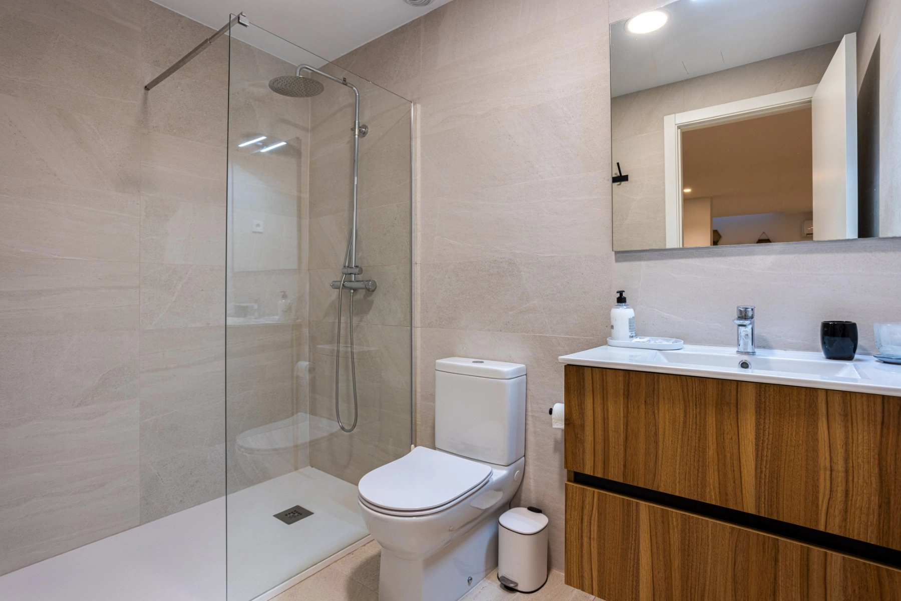 o_1jbvmsah8nrlac81cjs183f1kg22u photo