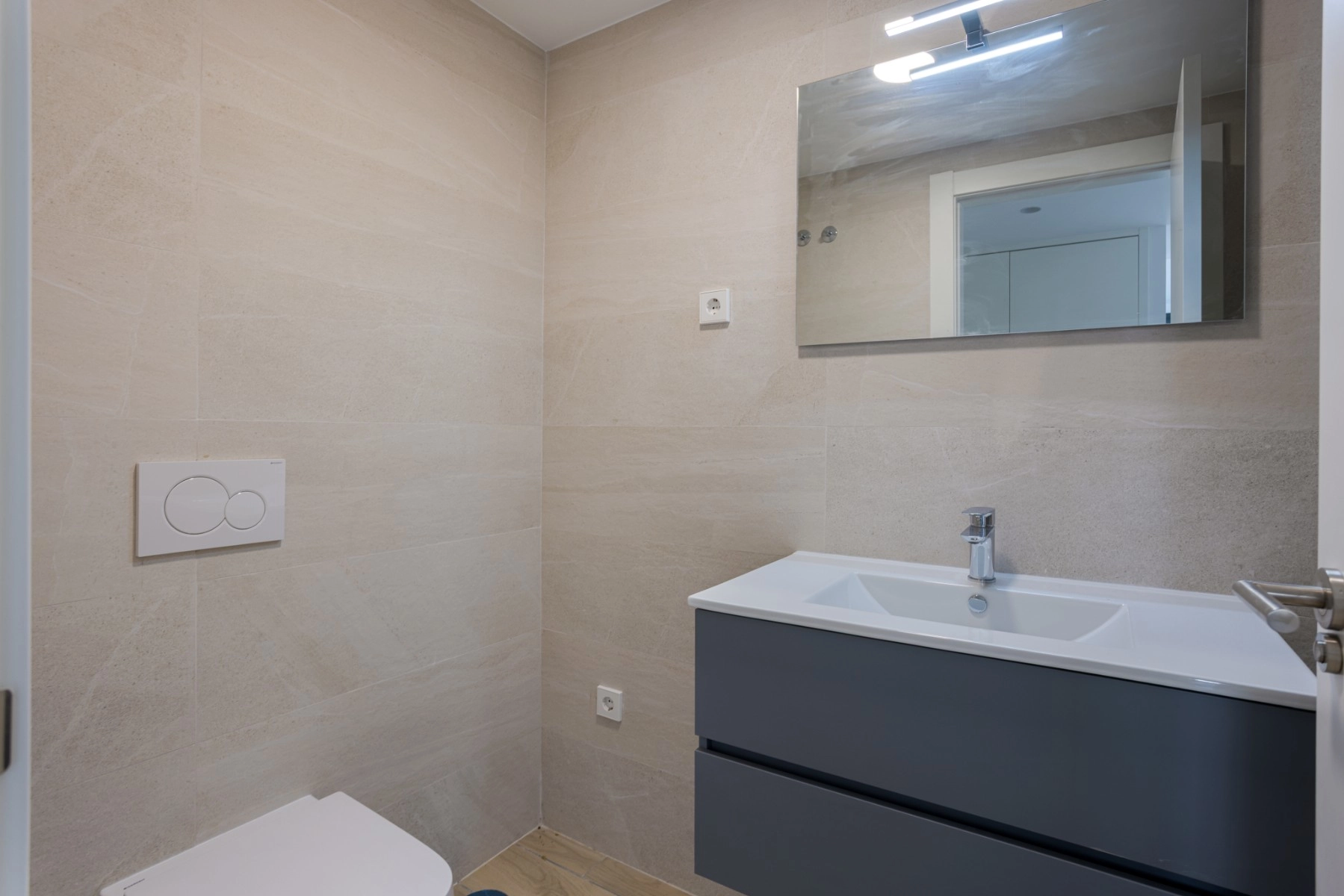 o_1jbvppnf3k52nsu1kgv58tsc12m photo