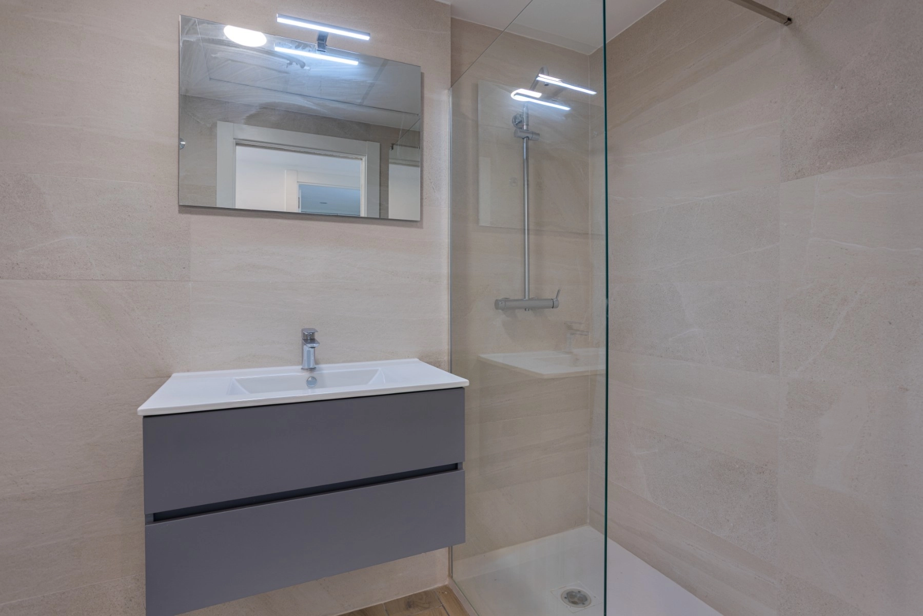 o_1jbvppnf3ss1gbj43f82gn5n2g photo