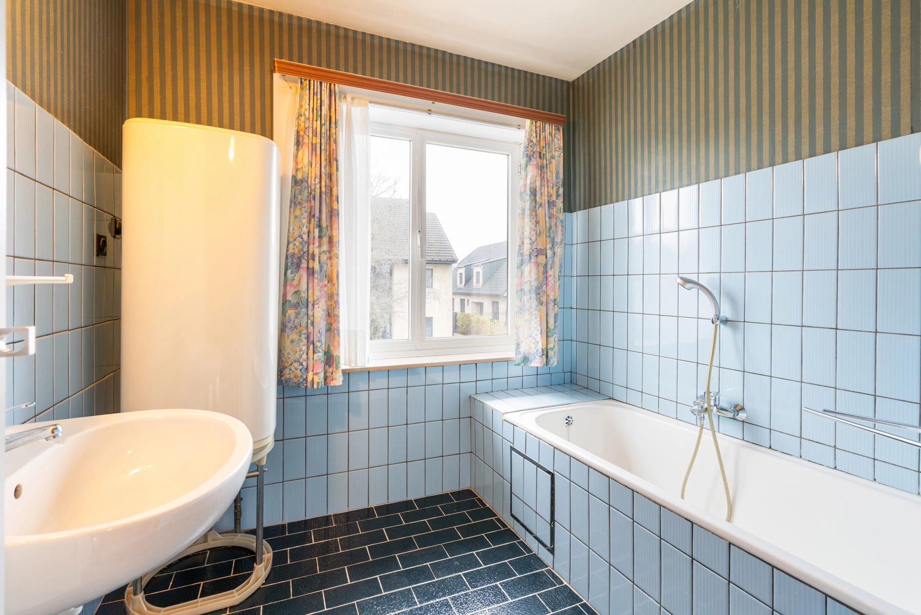 3cf92aded95641cbbaa99a1c1e259190 photo