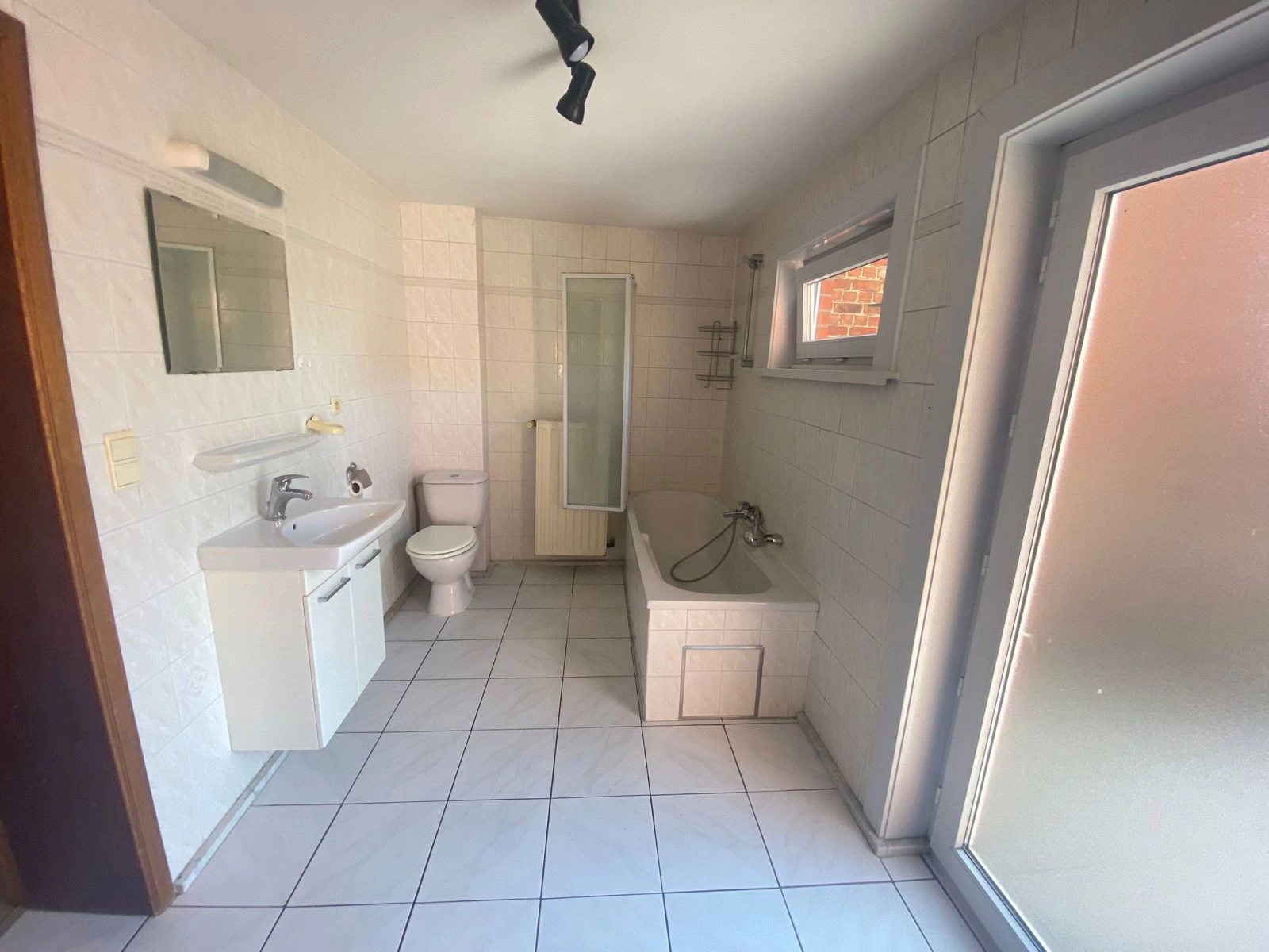 bce1e5eaef3d4193815fc080cb1b422f photo
