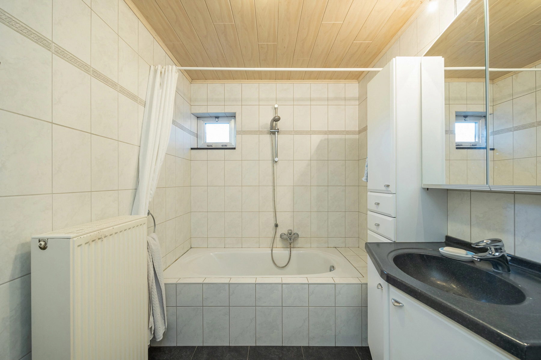 16d2440f71e3485f98283dda1062d446 photo