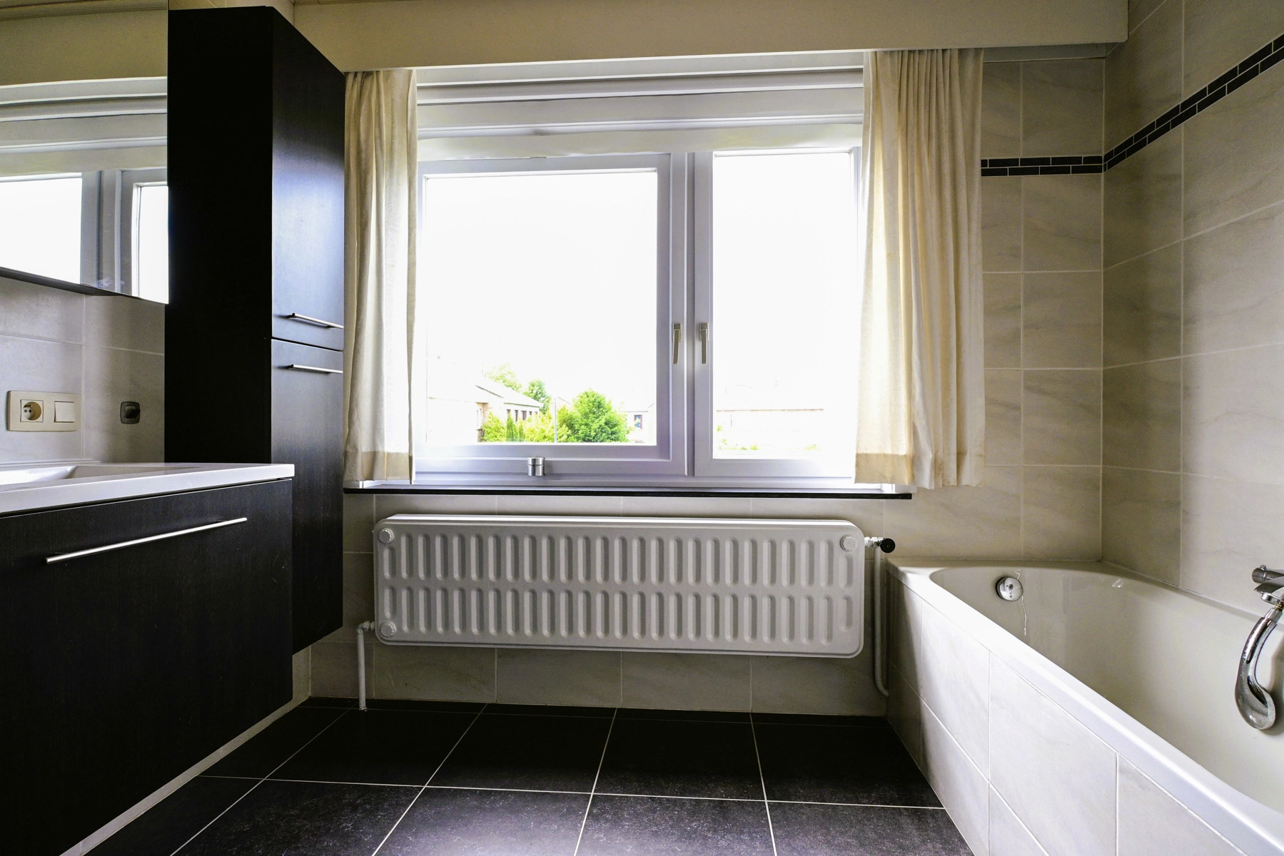 7db116b10ac64c438ac8cb37f5f3beda photo
