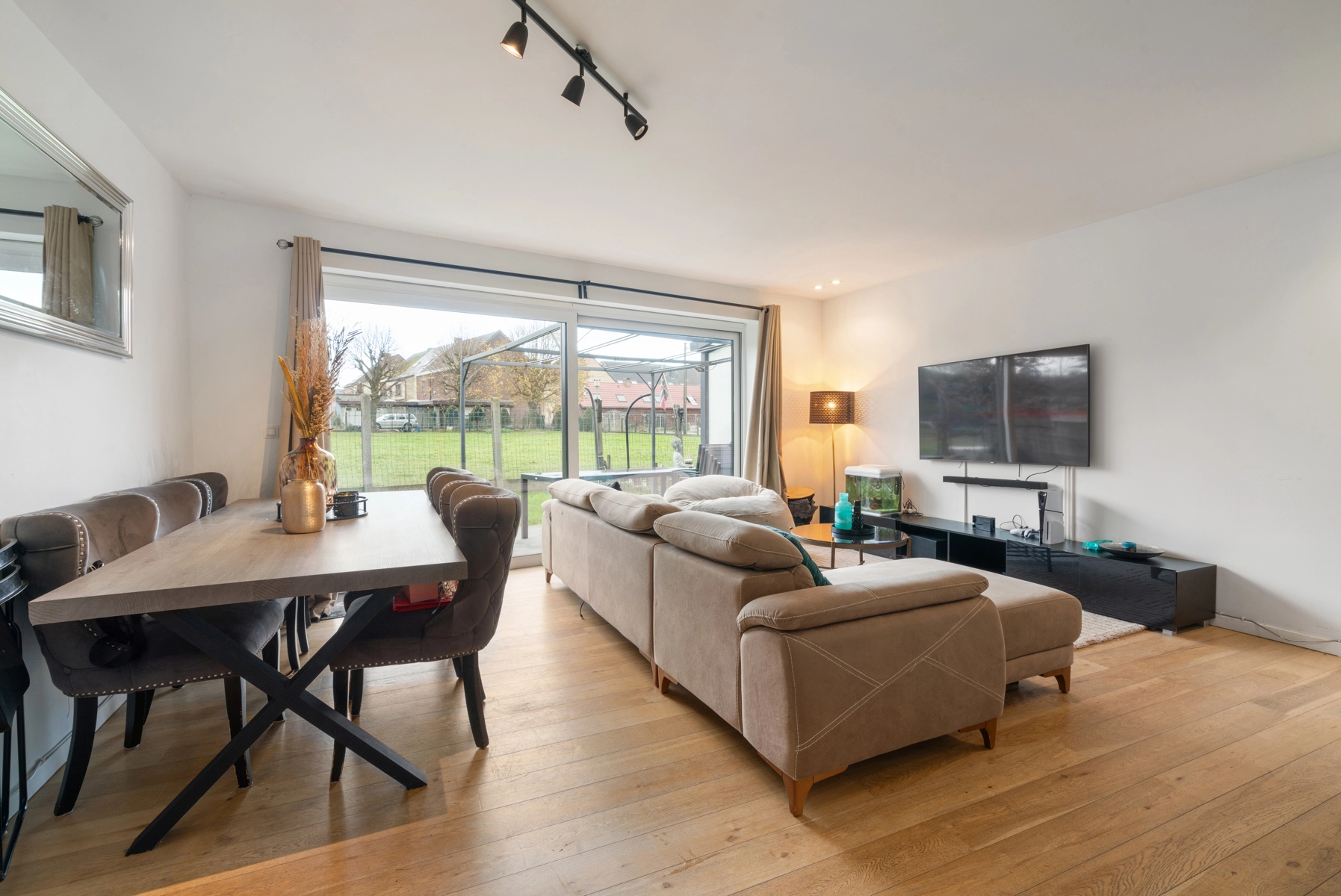 e67b91eb168d44359ef553f481431582 photo