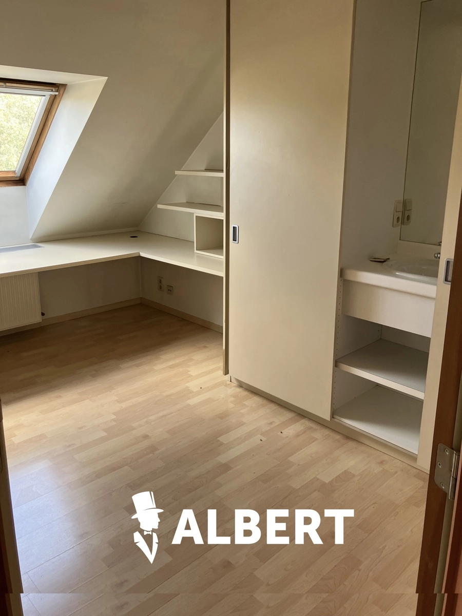 dc19f165564641f0925a6655add7ee7a photo