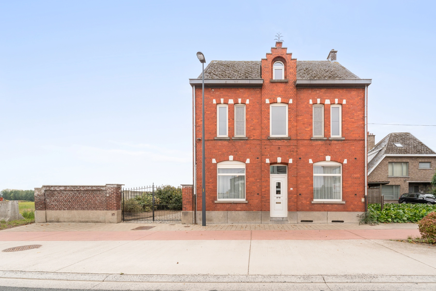 16661c0490fc4829951bc3b34b810288 photo