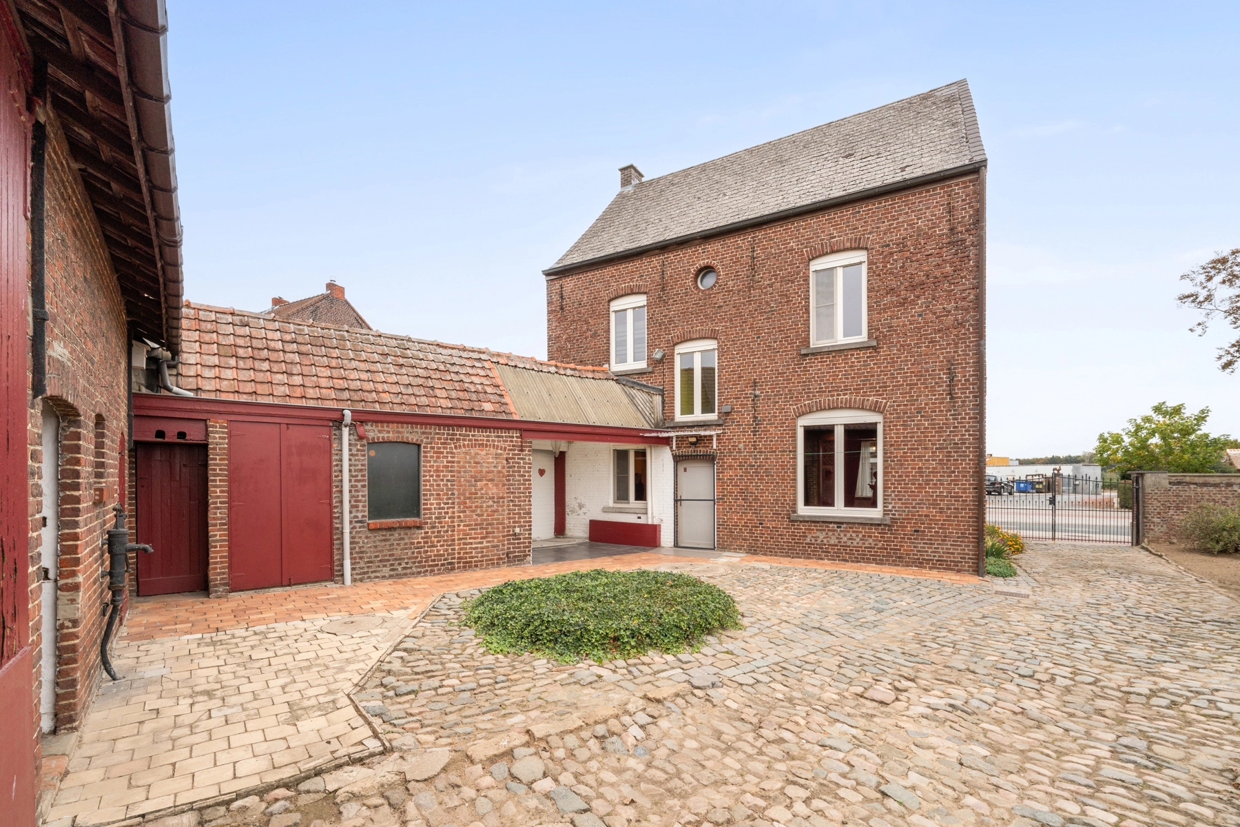 48ea200fabd44dd5bd8218399088ee9a photo