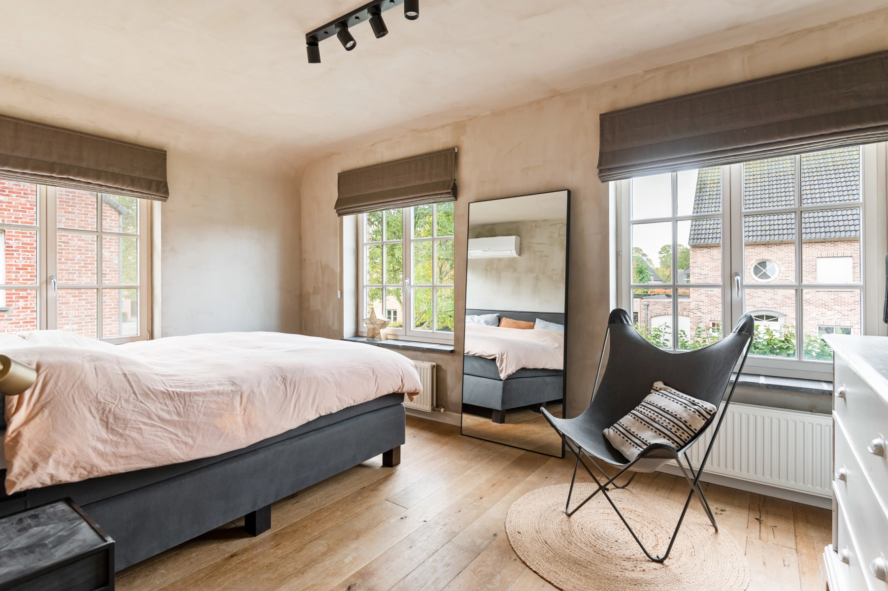 55736a16c95d4539a7c2f6c37c0c1b03 photo