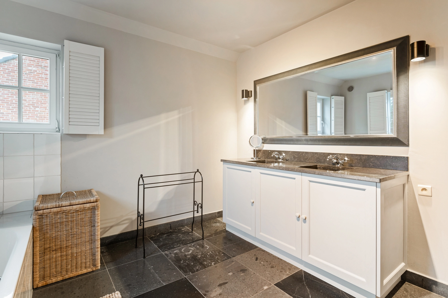 b615389ecf2d49c6821f93db02b6cf59 photo