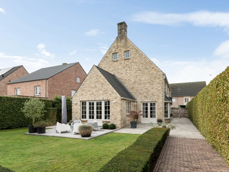 b72d1292c7e448c1857a613bf840690c thumbnail