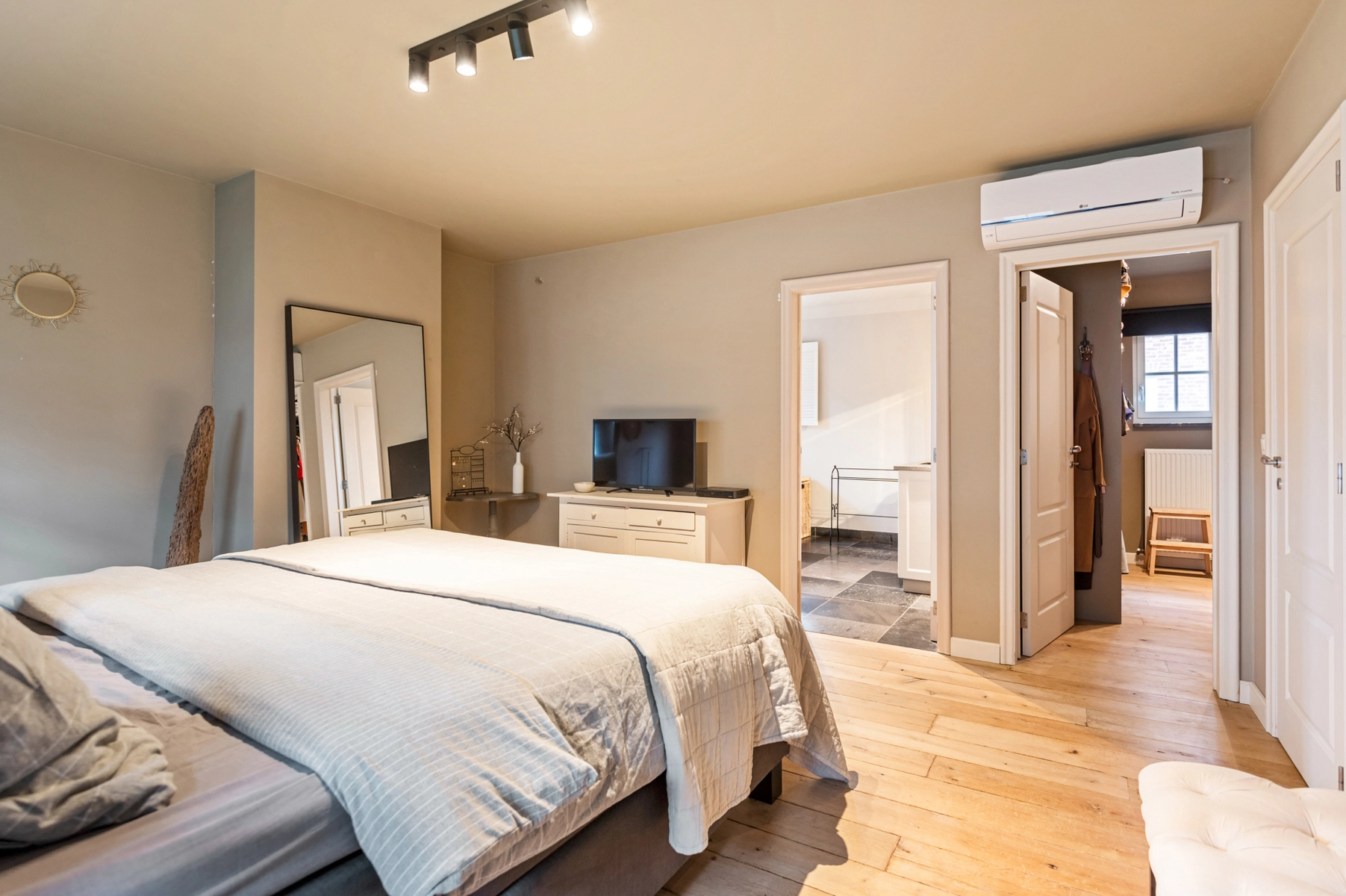 c1c80d6d8e734f449c1e85f80b61ccb4 photo