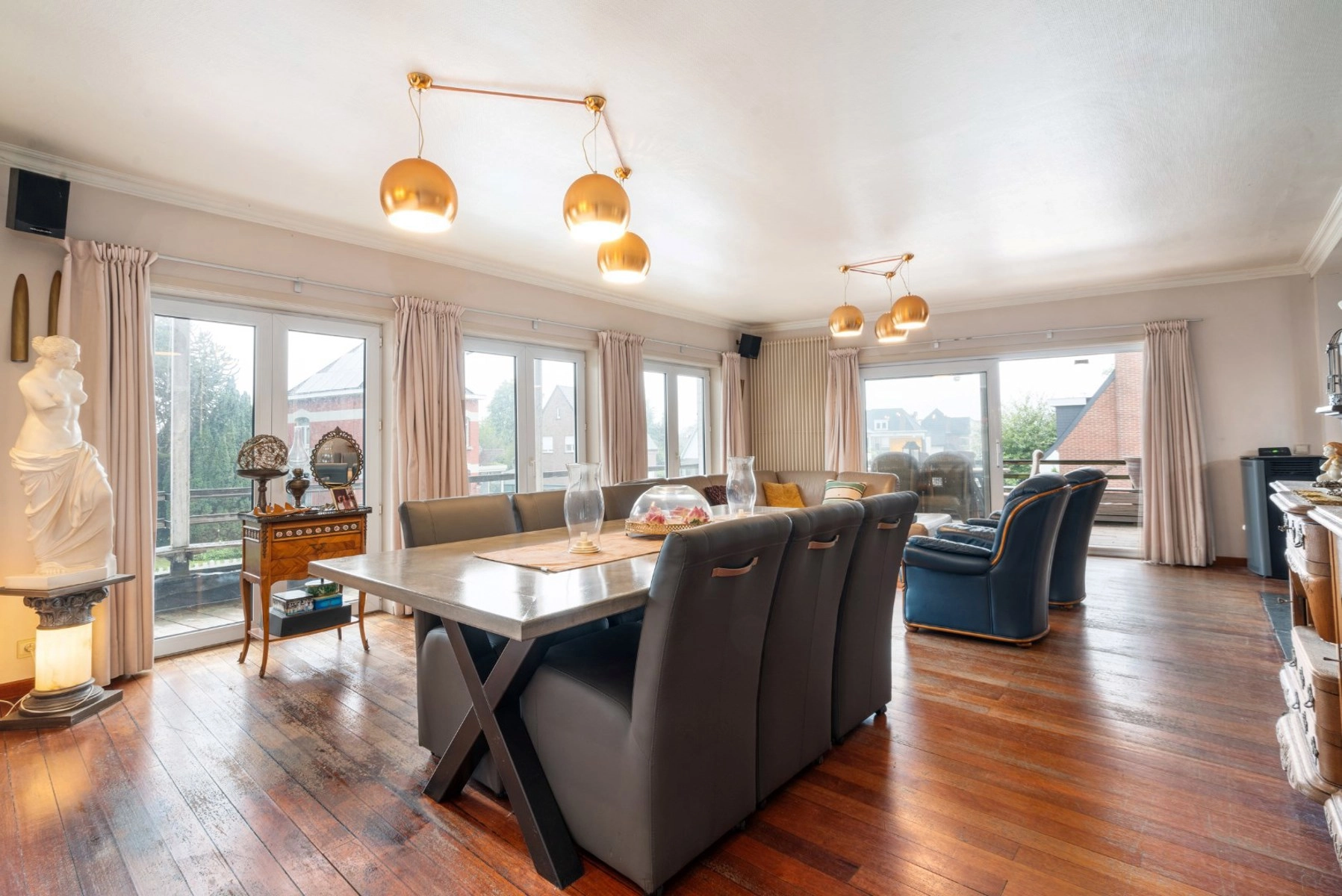 4fb4688c0120423cb728748567624600 photo