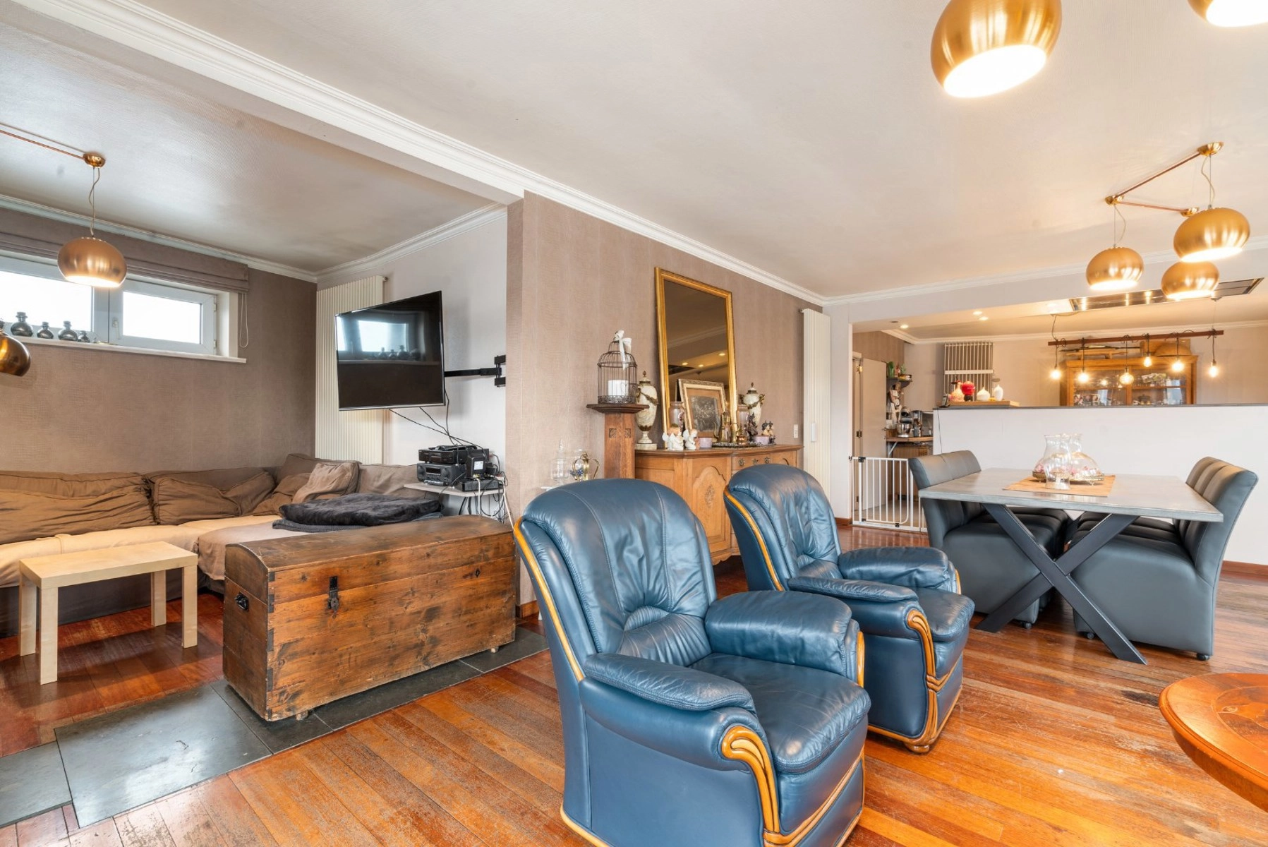 43d27f9f51fc4f2abd3f186736811b1f photo