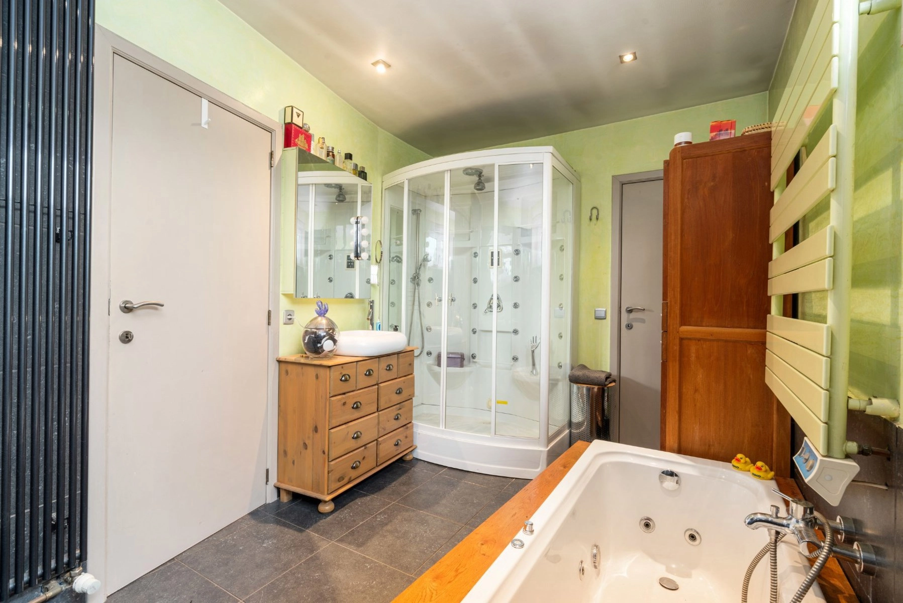 87d7f4c72e1041a48484993a15891578 photo