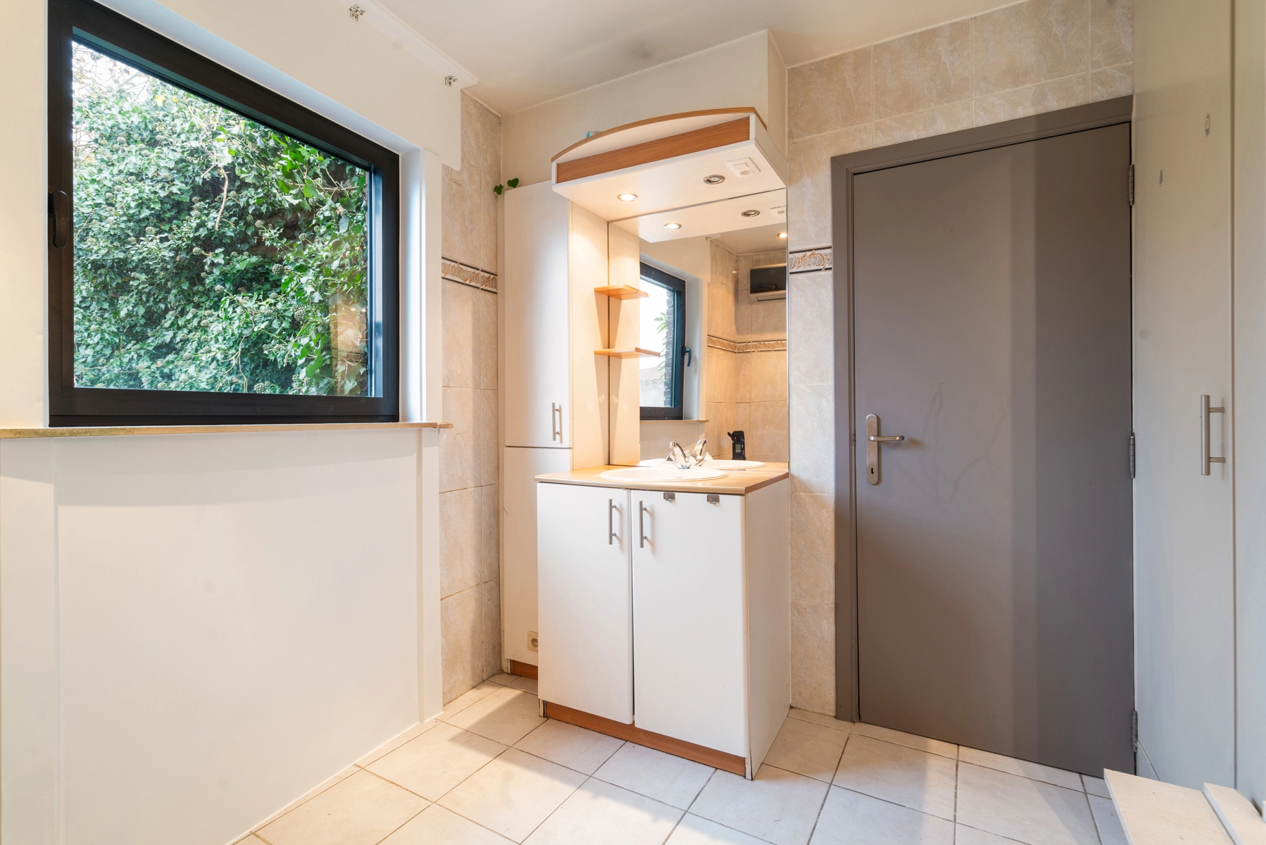 bb988a6e5203415aa8a18f7e3a14a17b photo