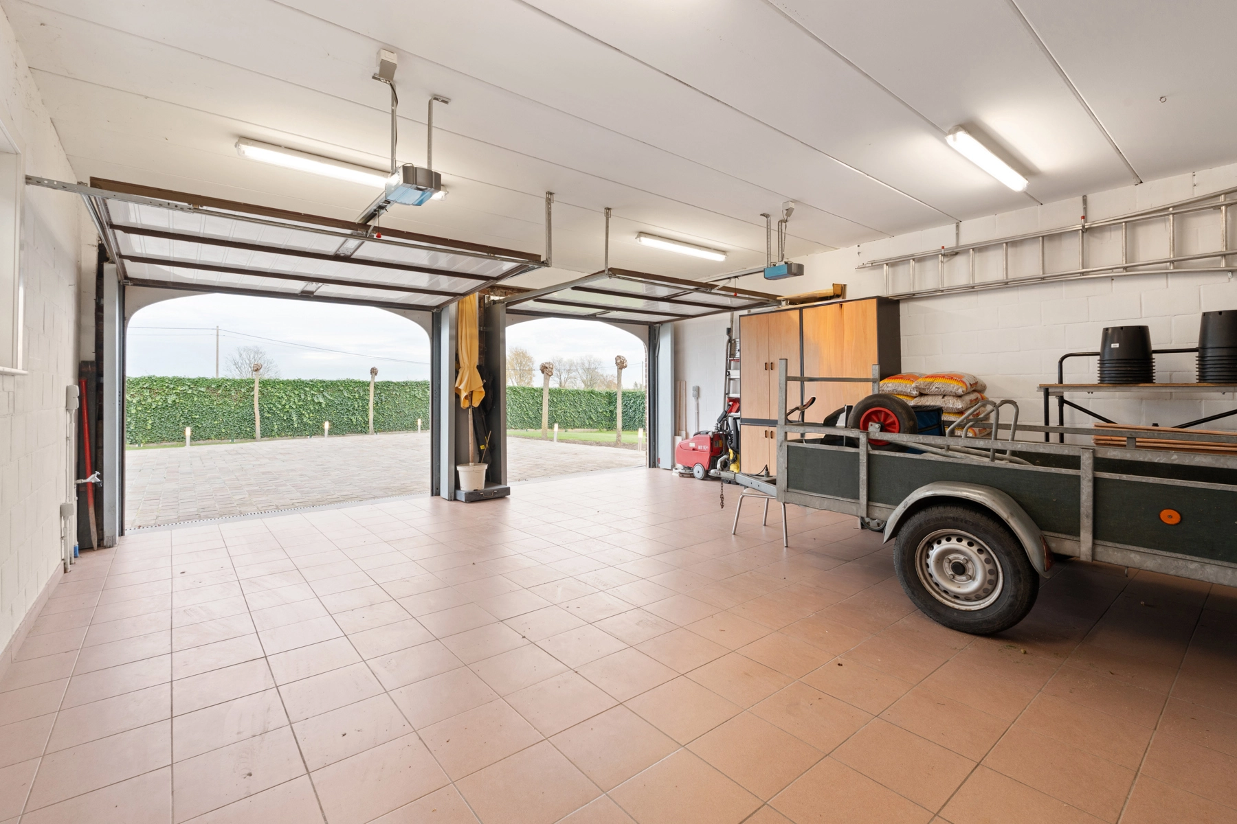 9fa579b4ee6e41f2967300d337547381 photo