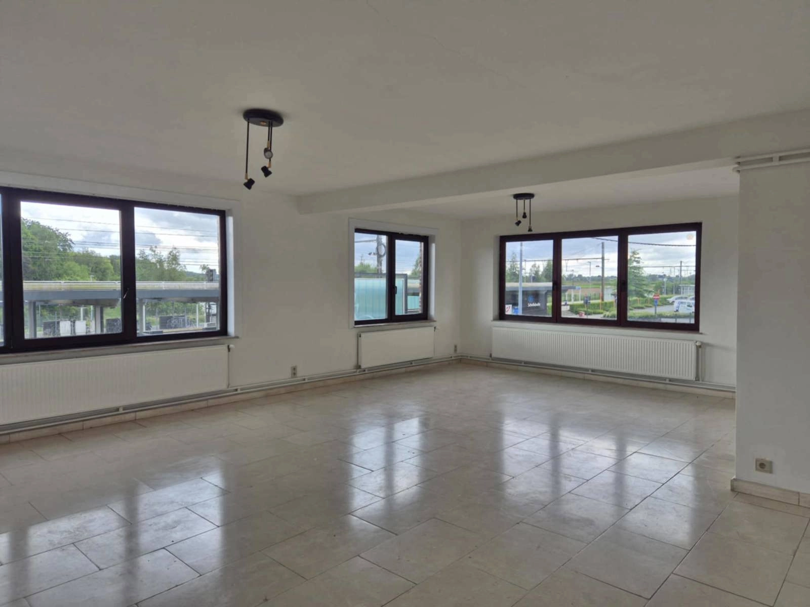 987509fc0f464155bc91a55b69958450 photo