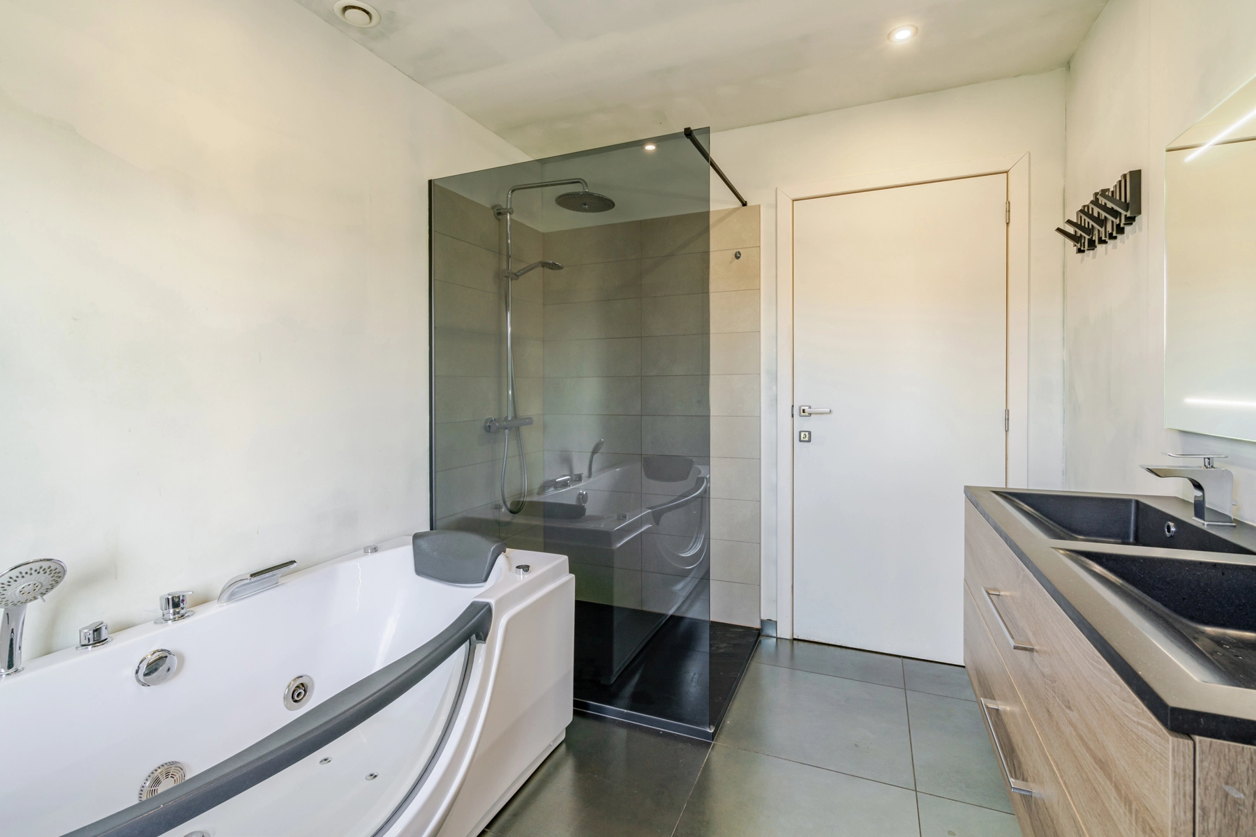 cc3645228edf4ac99eb3dfa474fc2758 photo