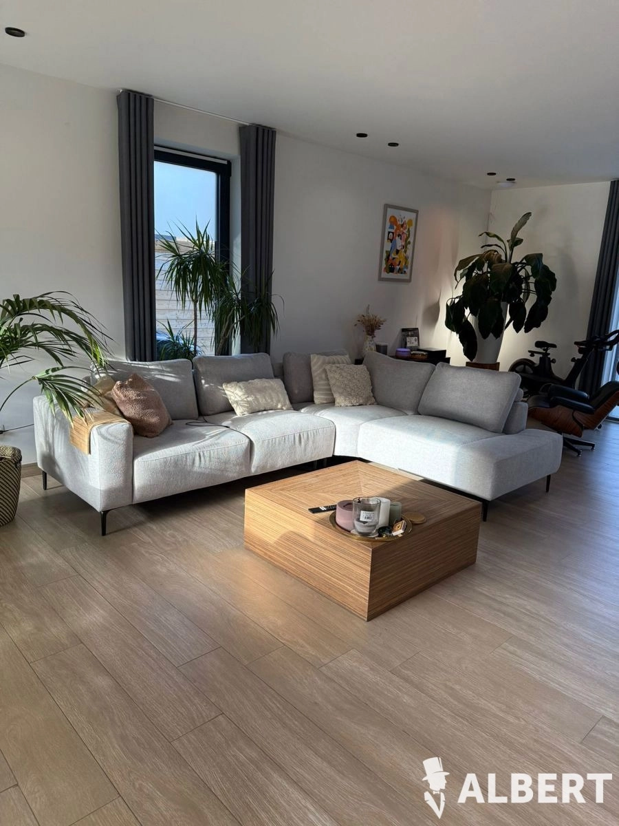 6a43e68e7f2947f9b25eb8b2a126c932 photo