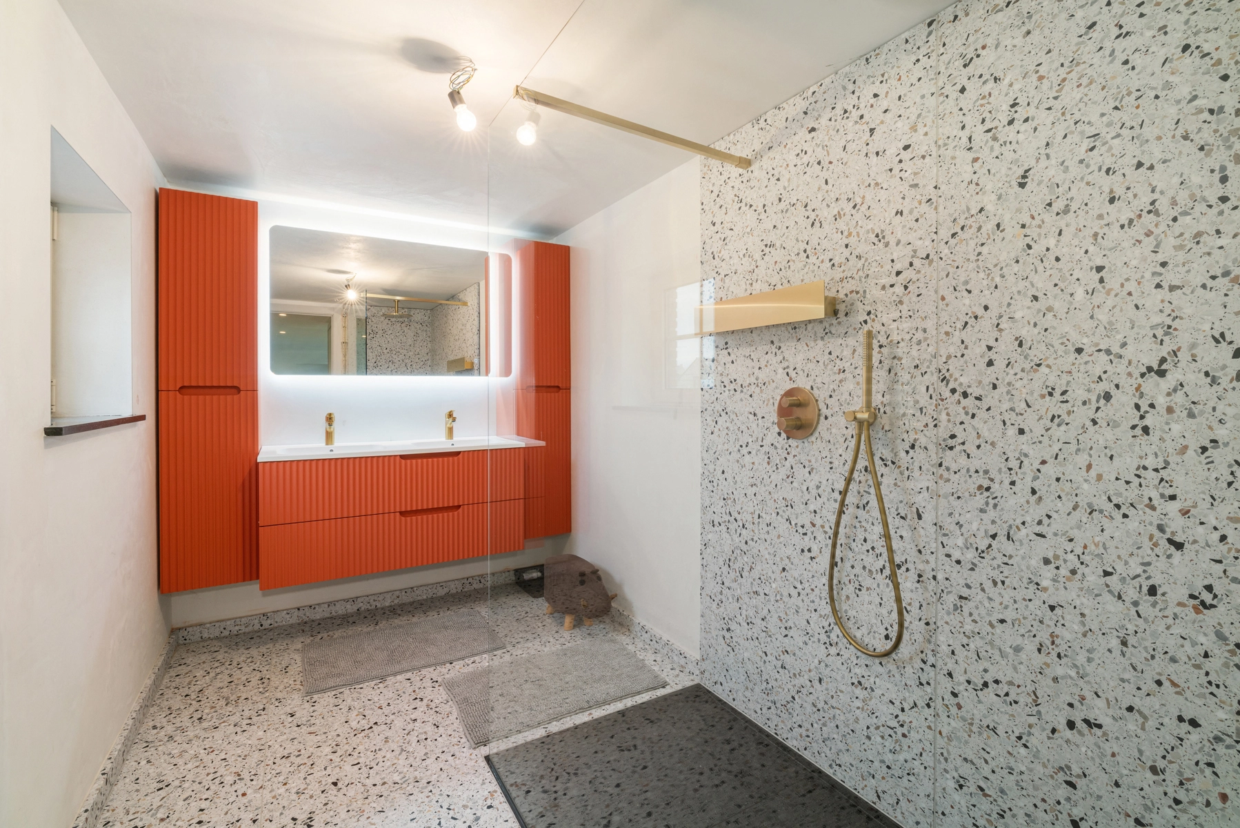 6f5988e7be9a4cdfa0913a4d7d4ef70f photo