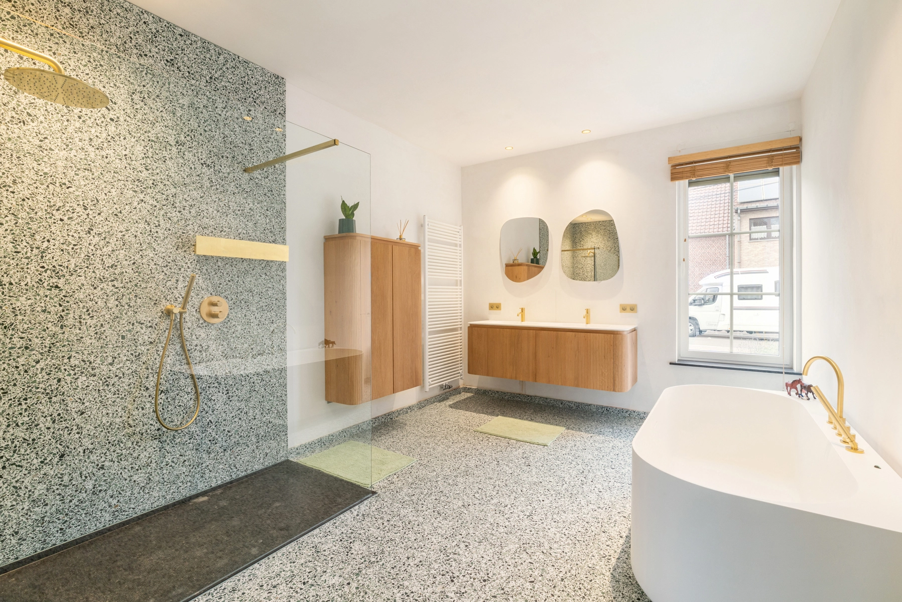 8914fba2a44f41ee8436bf663f3c4d2f photo