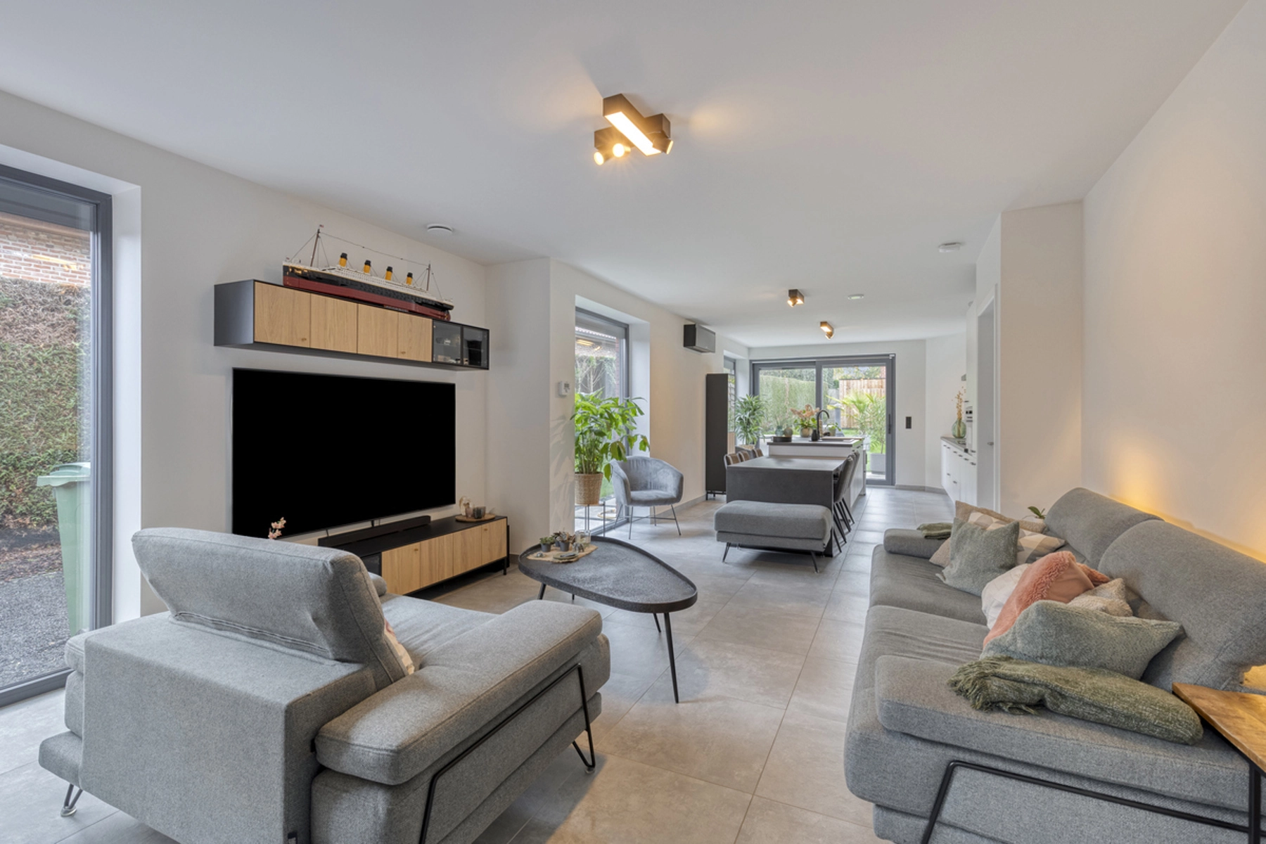 647c04963f8048eab7a0fff08362197d photo