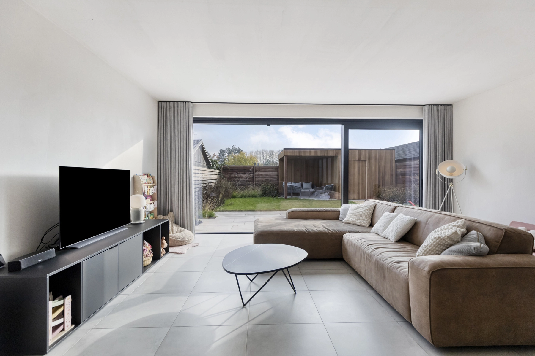 b49f98bc459f4351a6fb82ef556c6505 photo