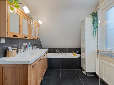 06e0e8998d0847239469daf680b35c93 thumbnail