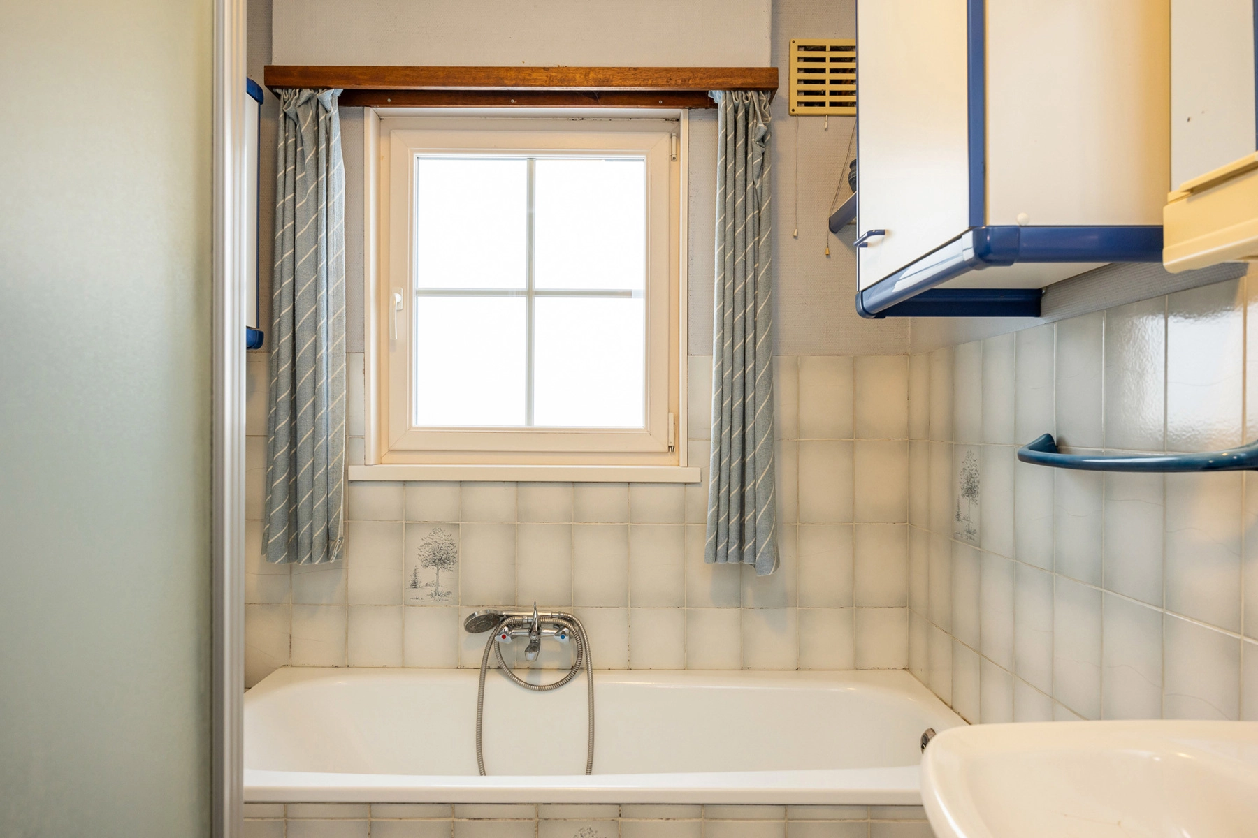 c9c49f1b1b9e434281a6cfdfc440a5f4 photo