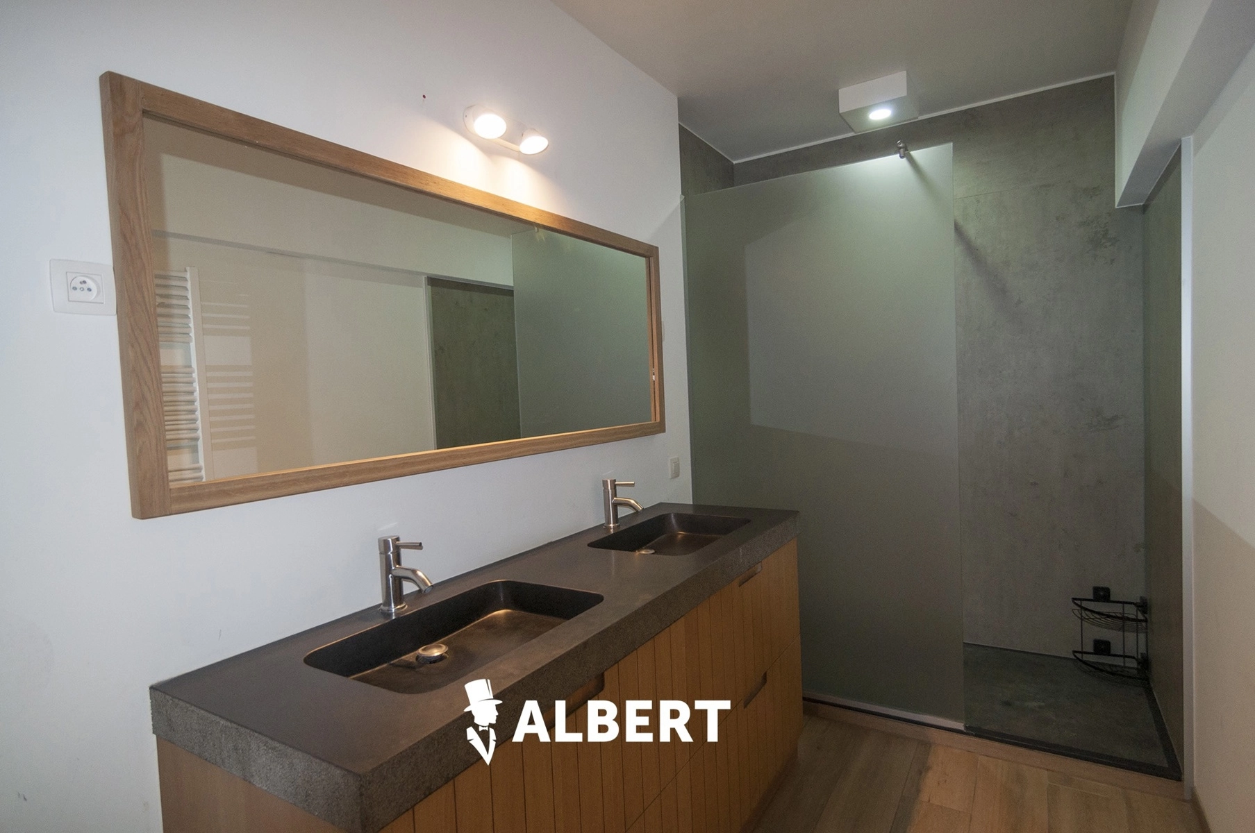 73e8164069794884b87dd0e9de40696d photo