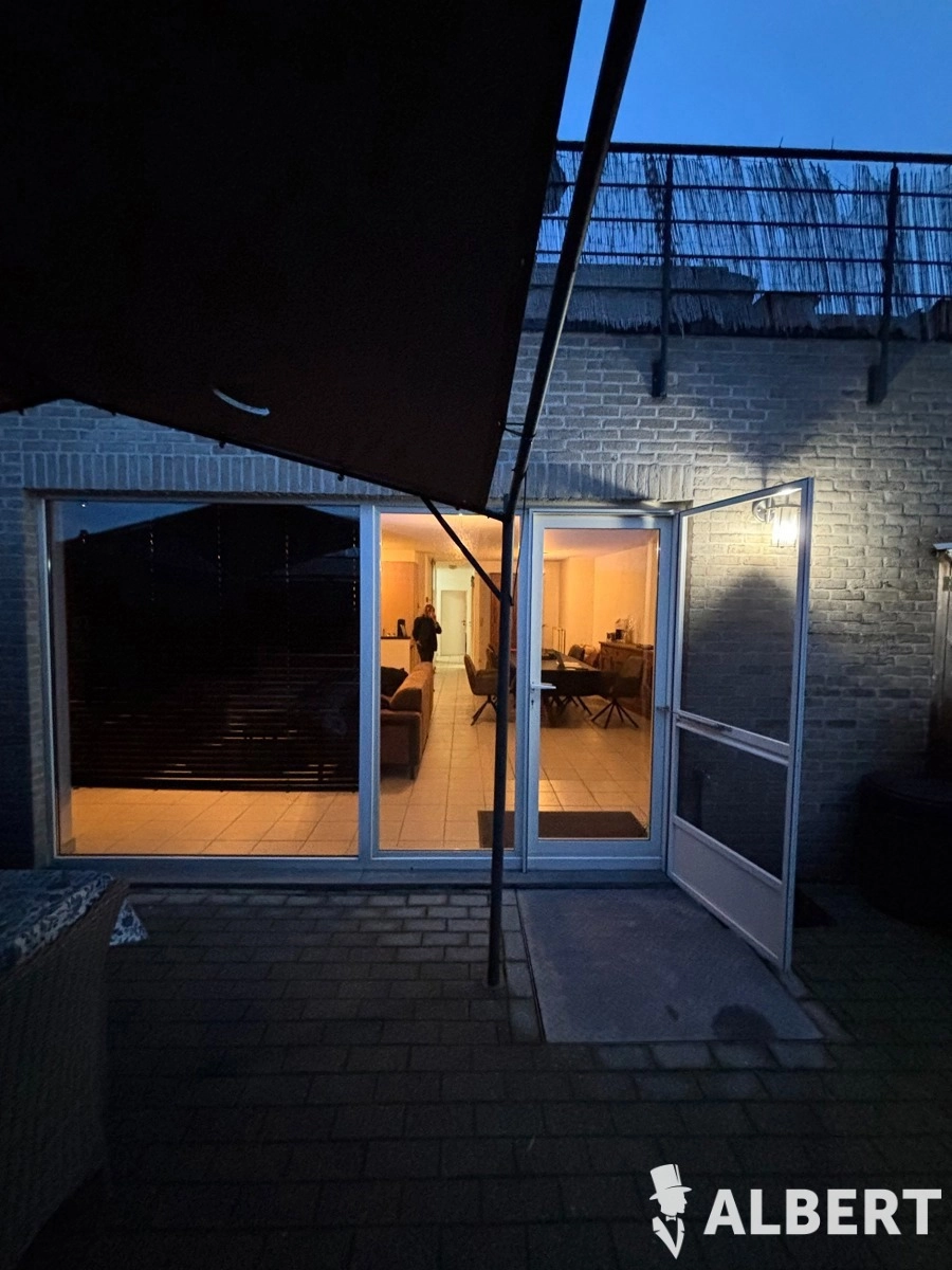 61025725e0754a98a2741d0034078156 photo