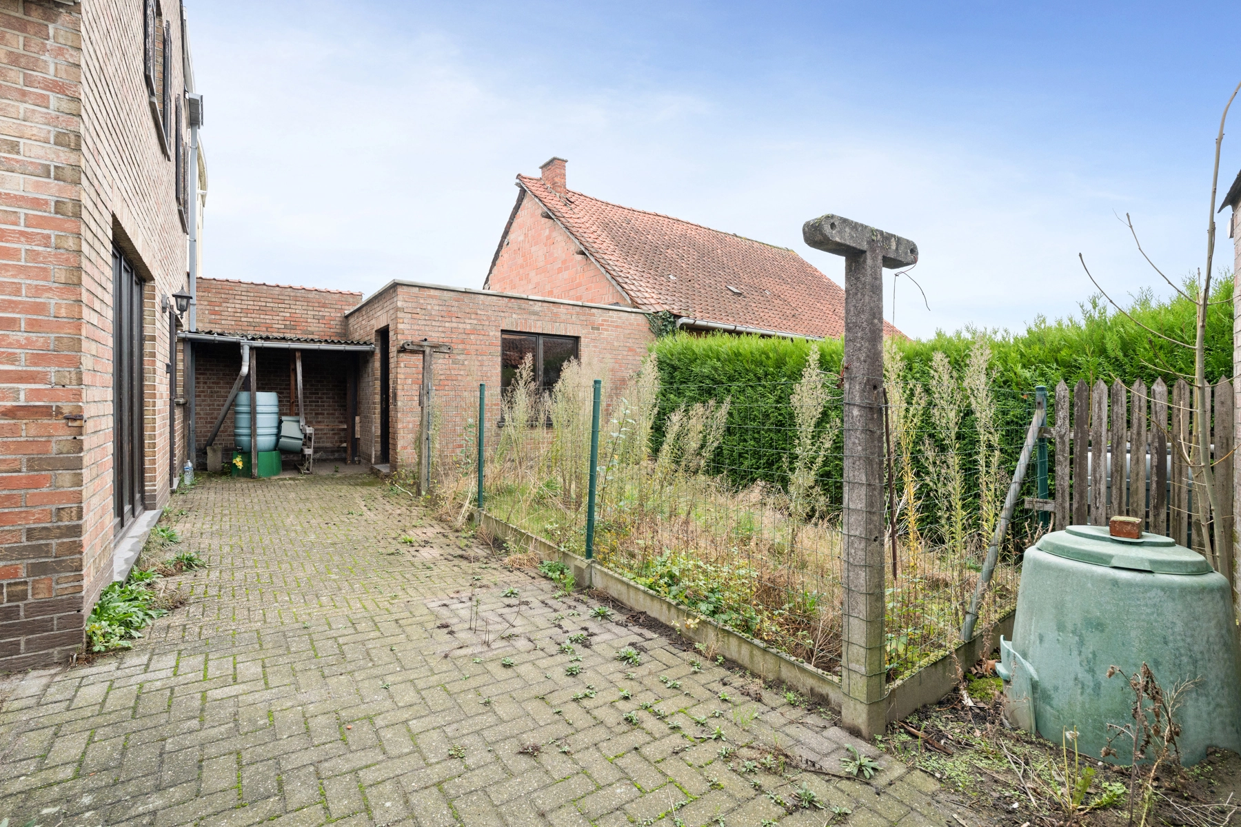 45569a6f3678487bac9d482d15a3427e photo