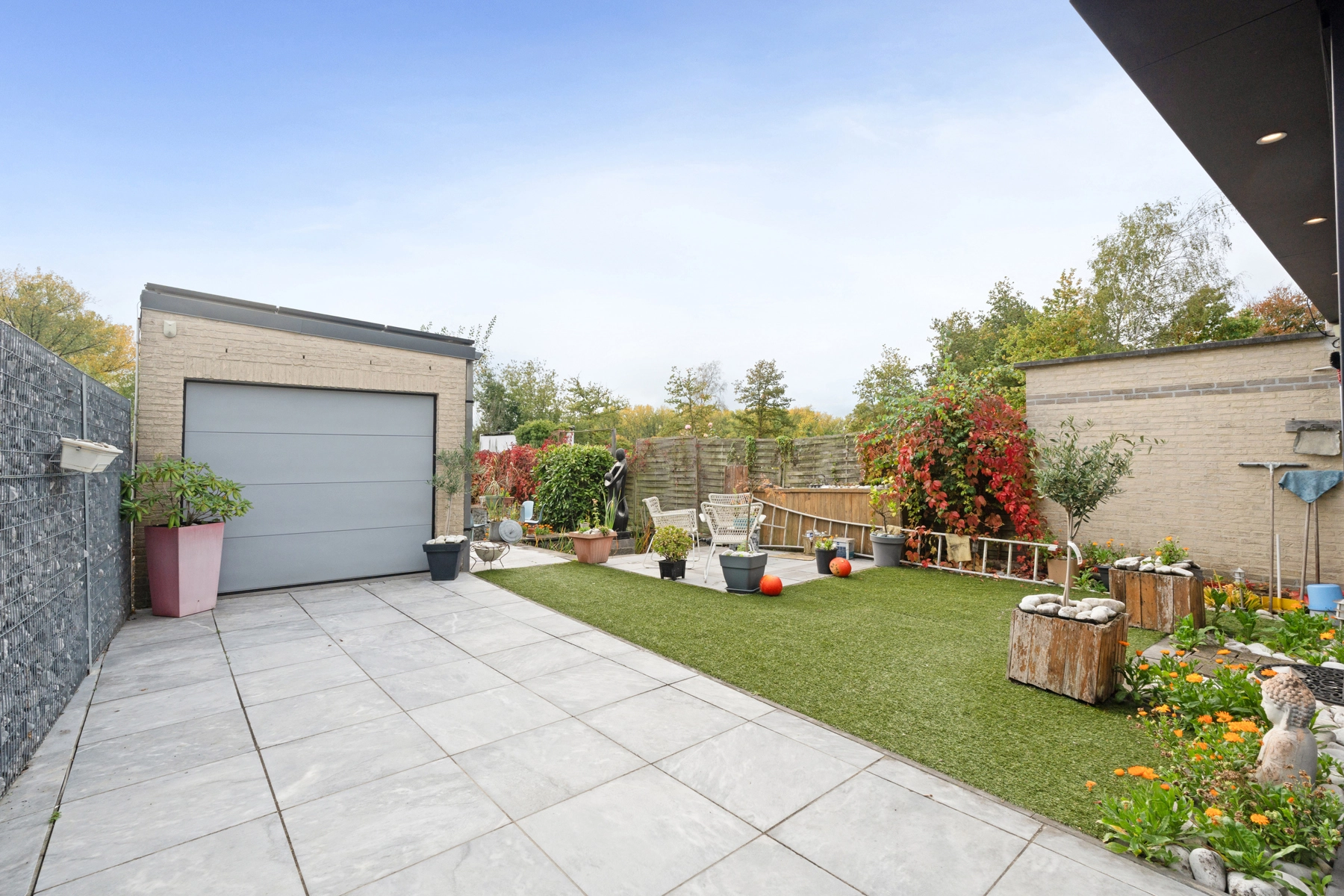 e8131abcfb784ce39fd5b3a88c580e15 photo