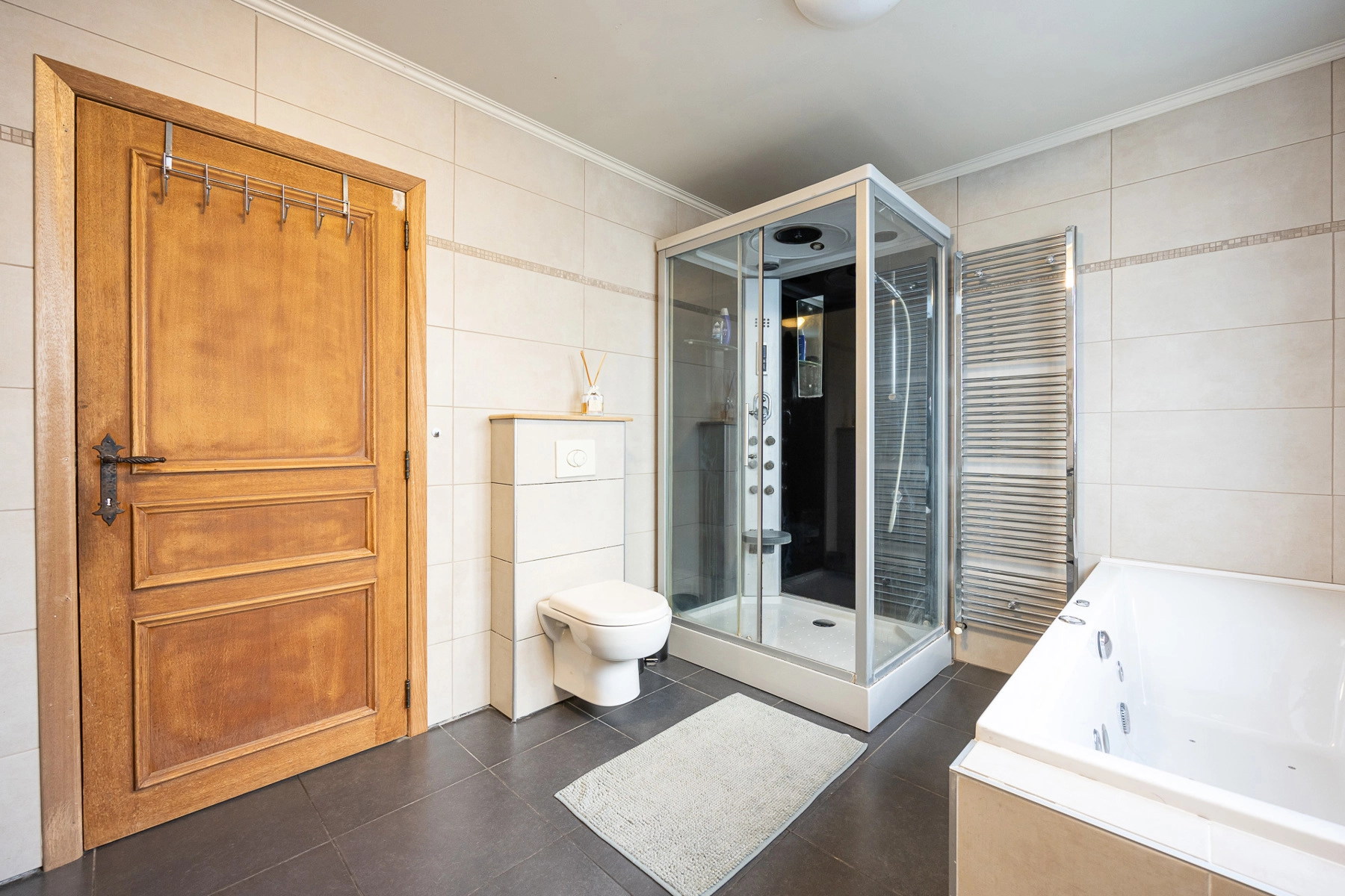 e4f1bbd603ae41429ac6a6c3770fc26f photo