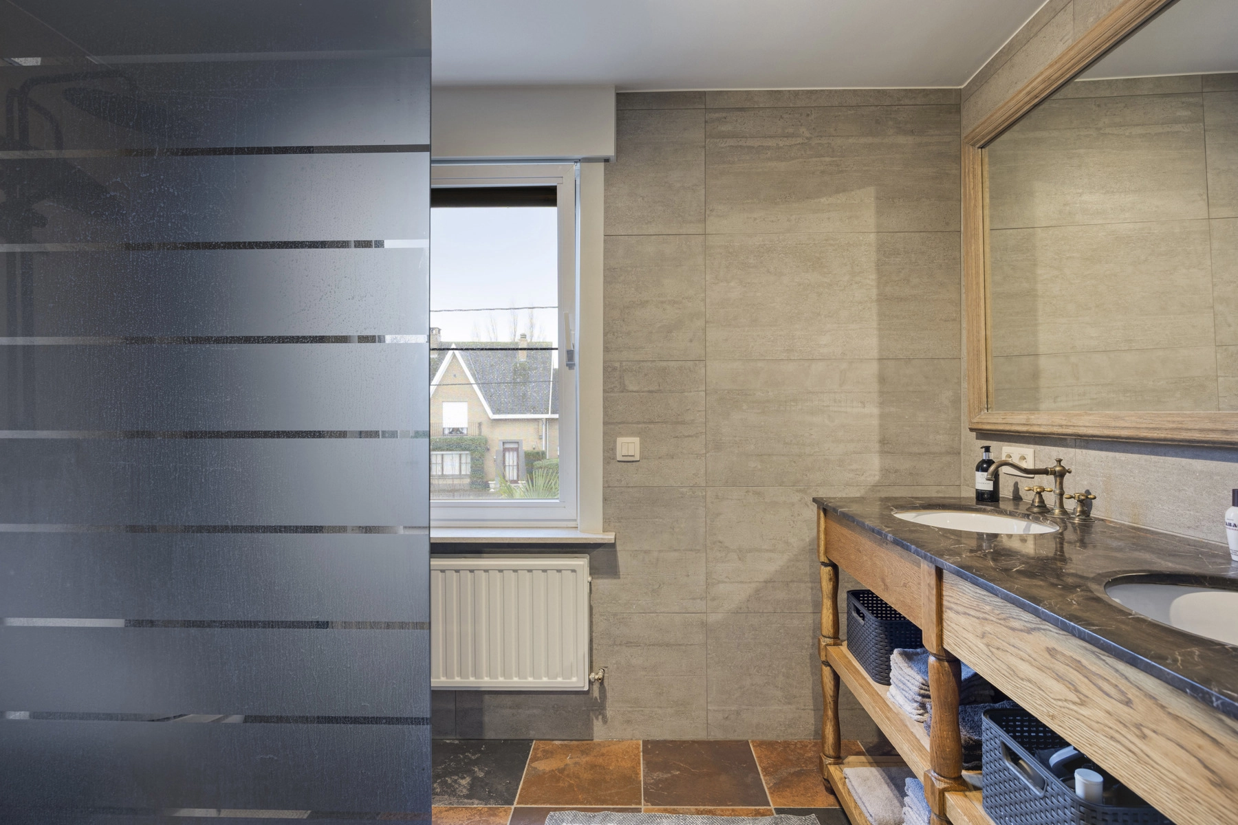 b706dd065aee44f2baa1d1c2767f0736 photo