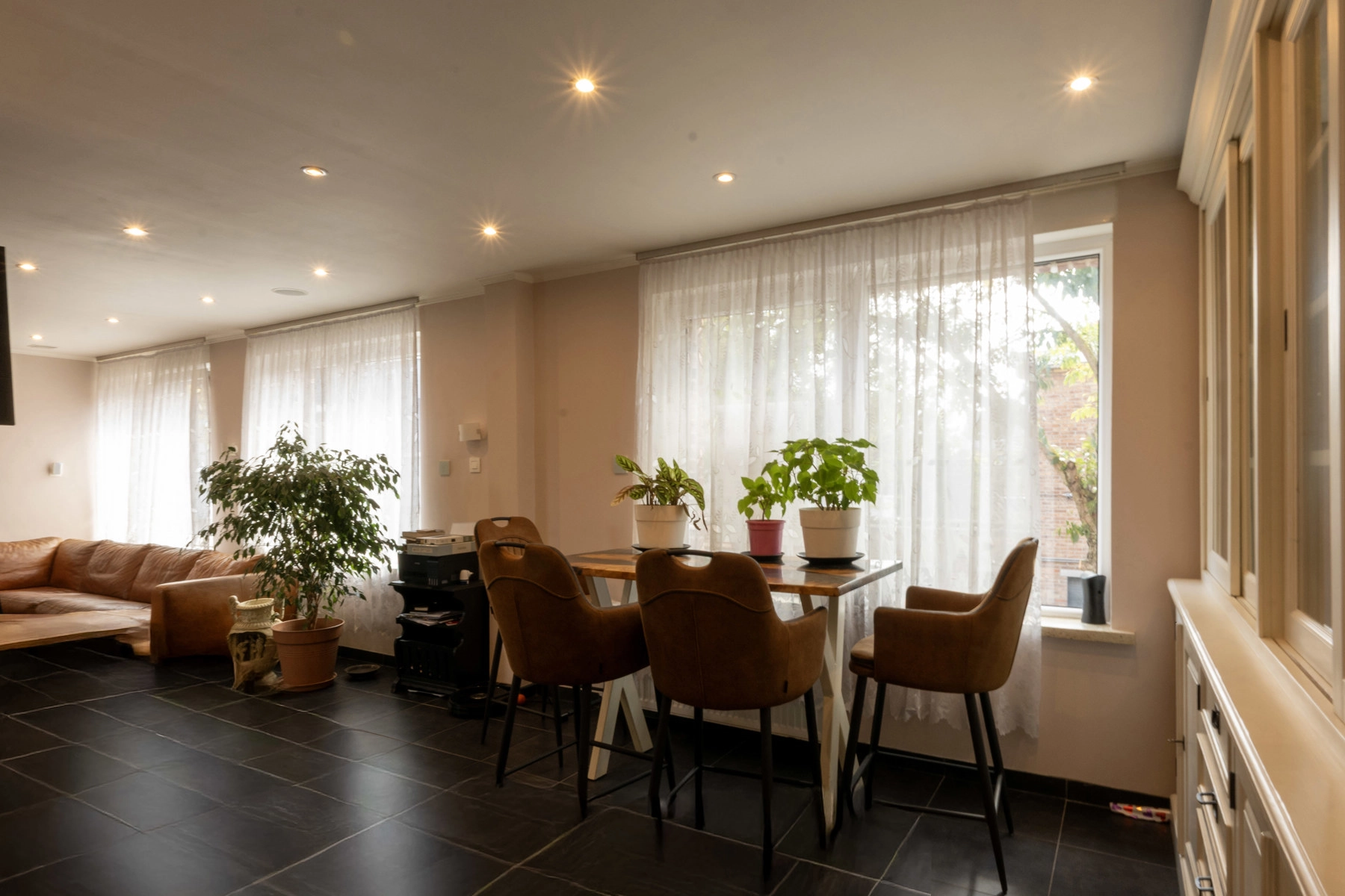 4ffb499cb63a4435af86a2b4758230c9 photo