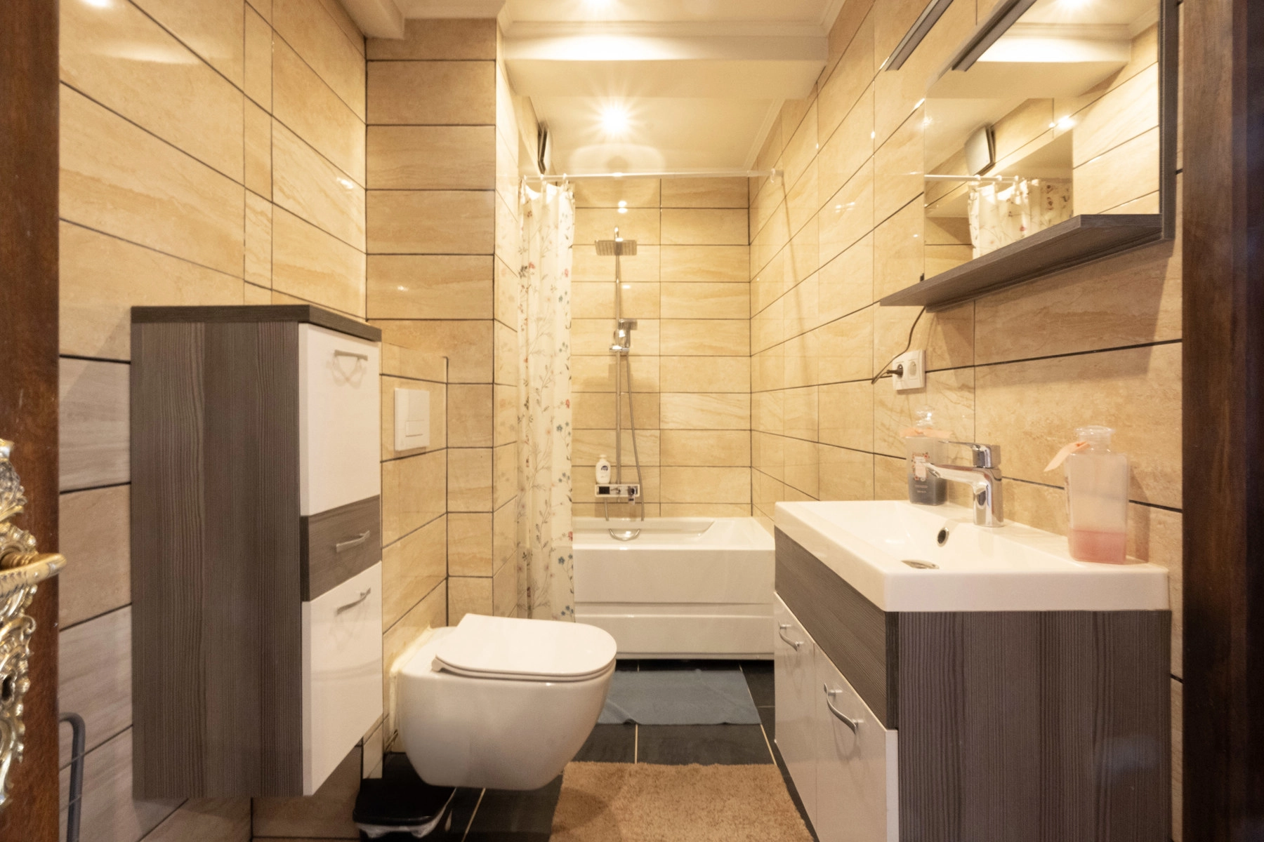 8afec690b30e4238b90f853e67aa6d03 photo