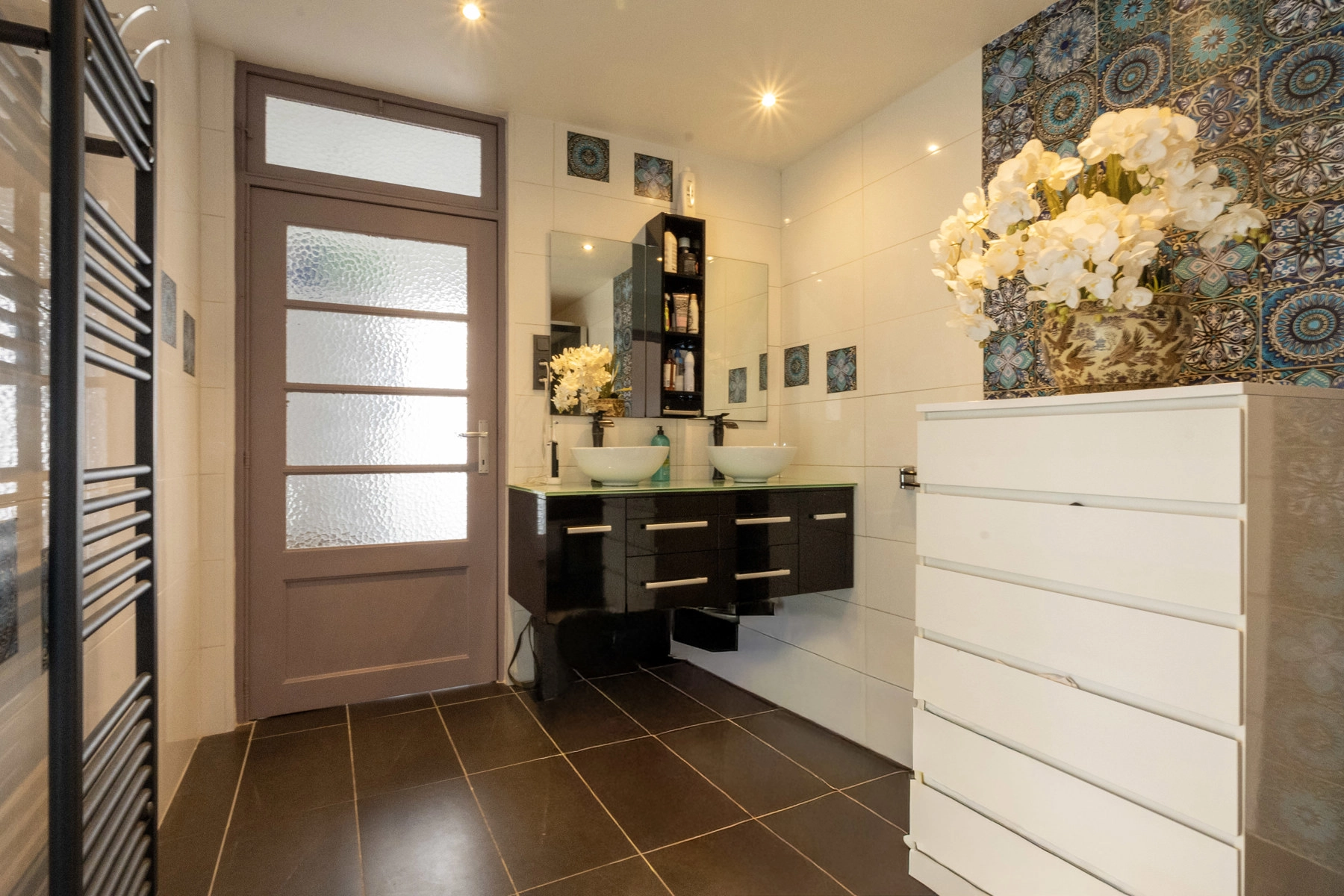 b643fe6236e248f78c28e1d63f62b604 photo