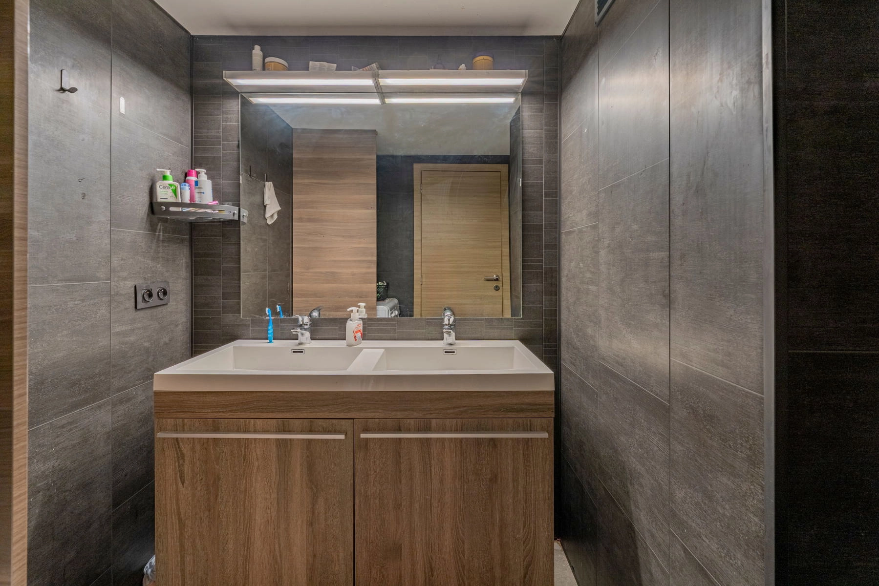 1c9381ae80c442fdb0760052717cbbde photo