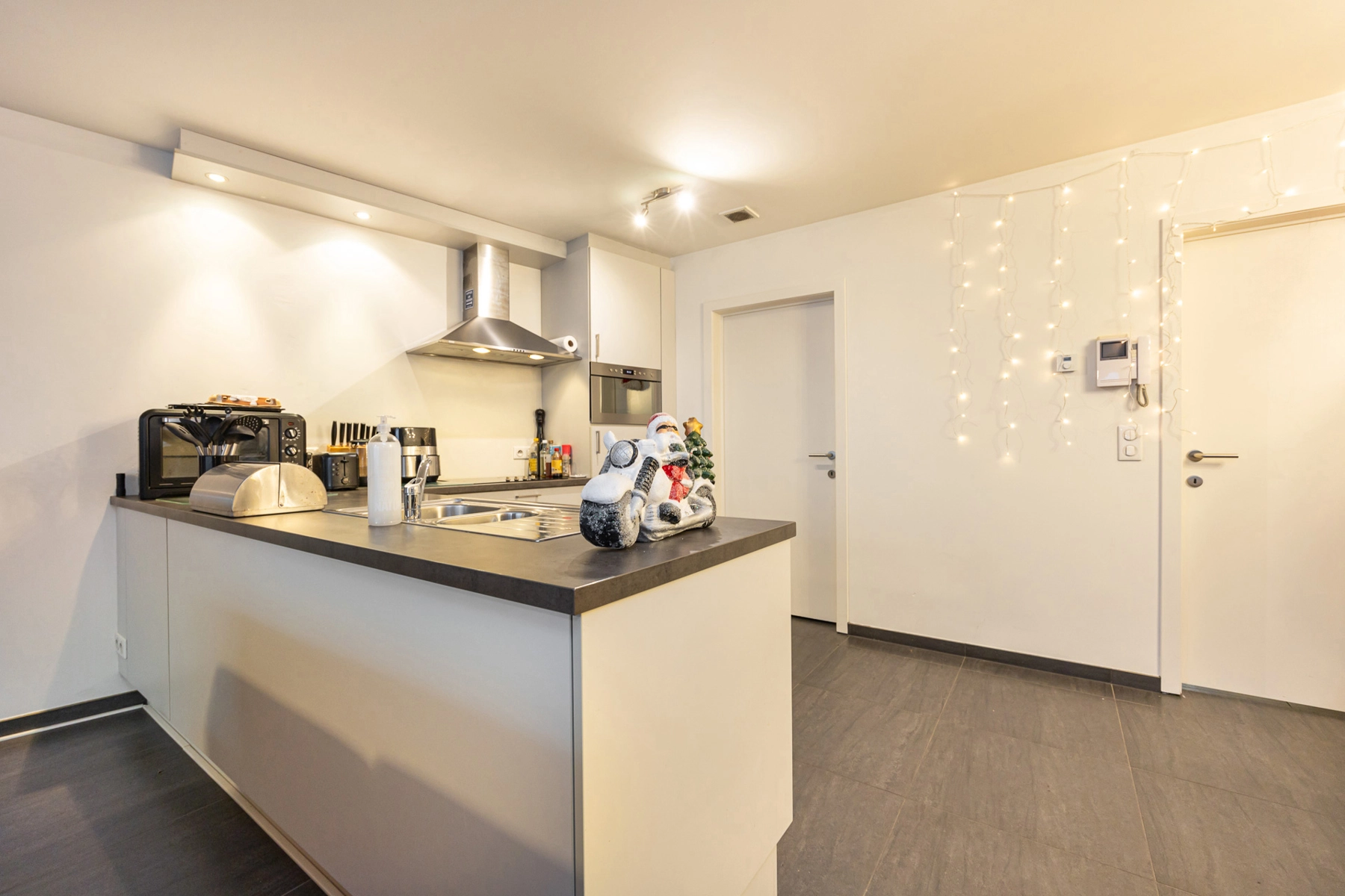 cfbdf4f44e8d477ba921c9ce8b4425eb photo