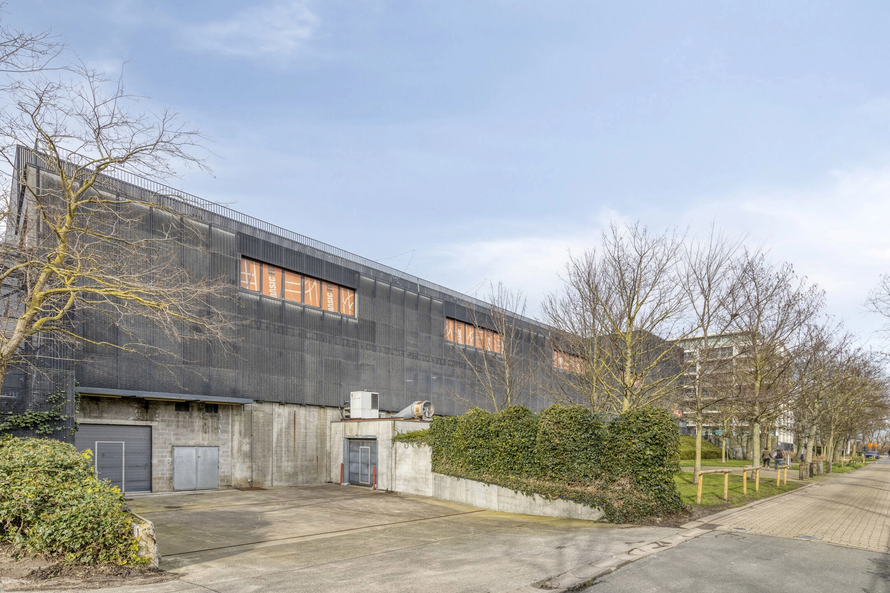 5de8be8084e34b9995b31ed12c514f48 photo