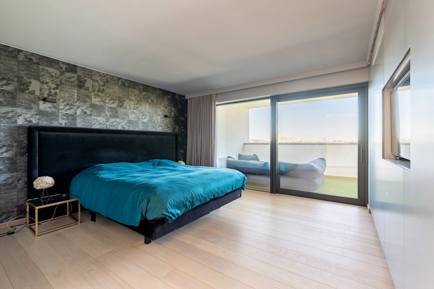 2e0d203fe31041659d8707f96779fae8 photo