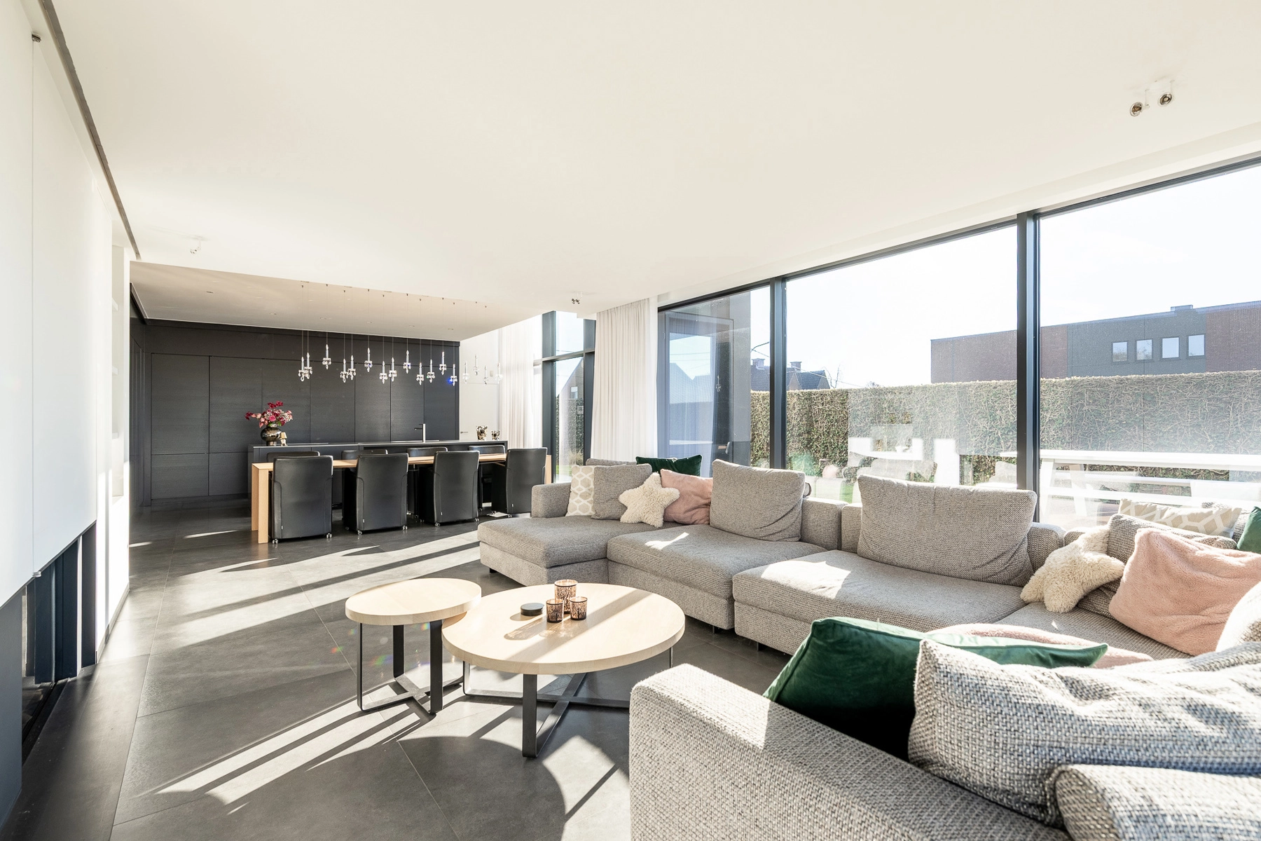 d982d7443efd4883a6f25723e158993f photo