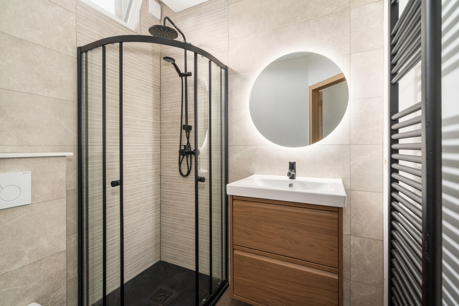 be0252a943b243cf9fab030d8c65c67c photo